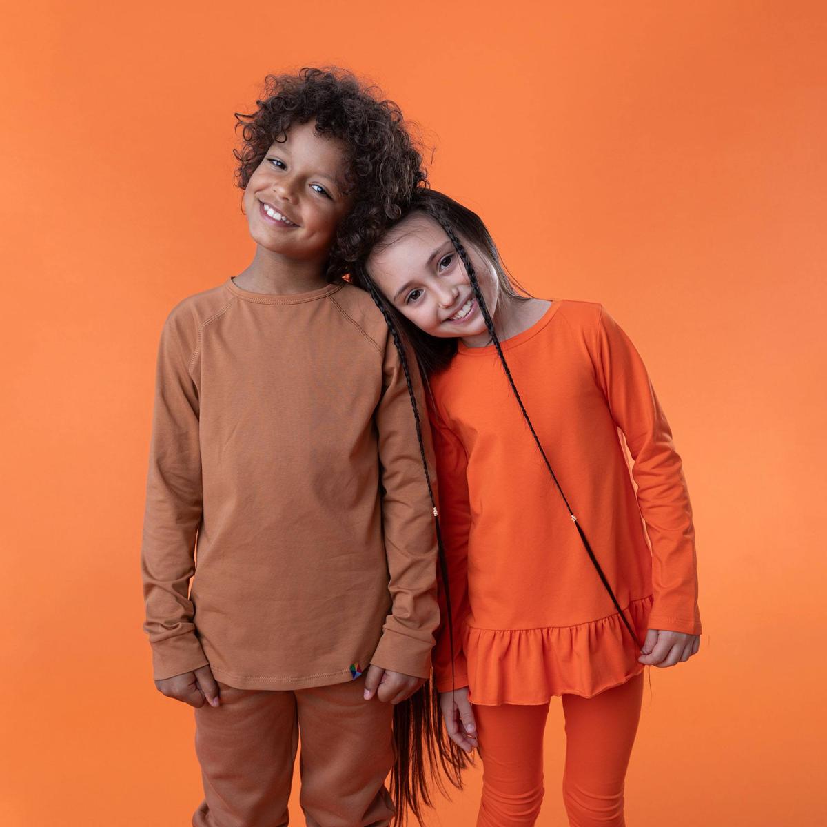 dzieci kolor pomarańczowy i karmelowy