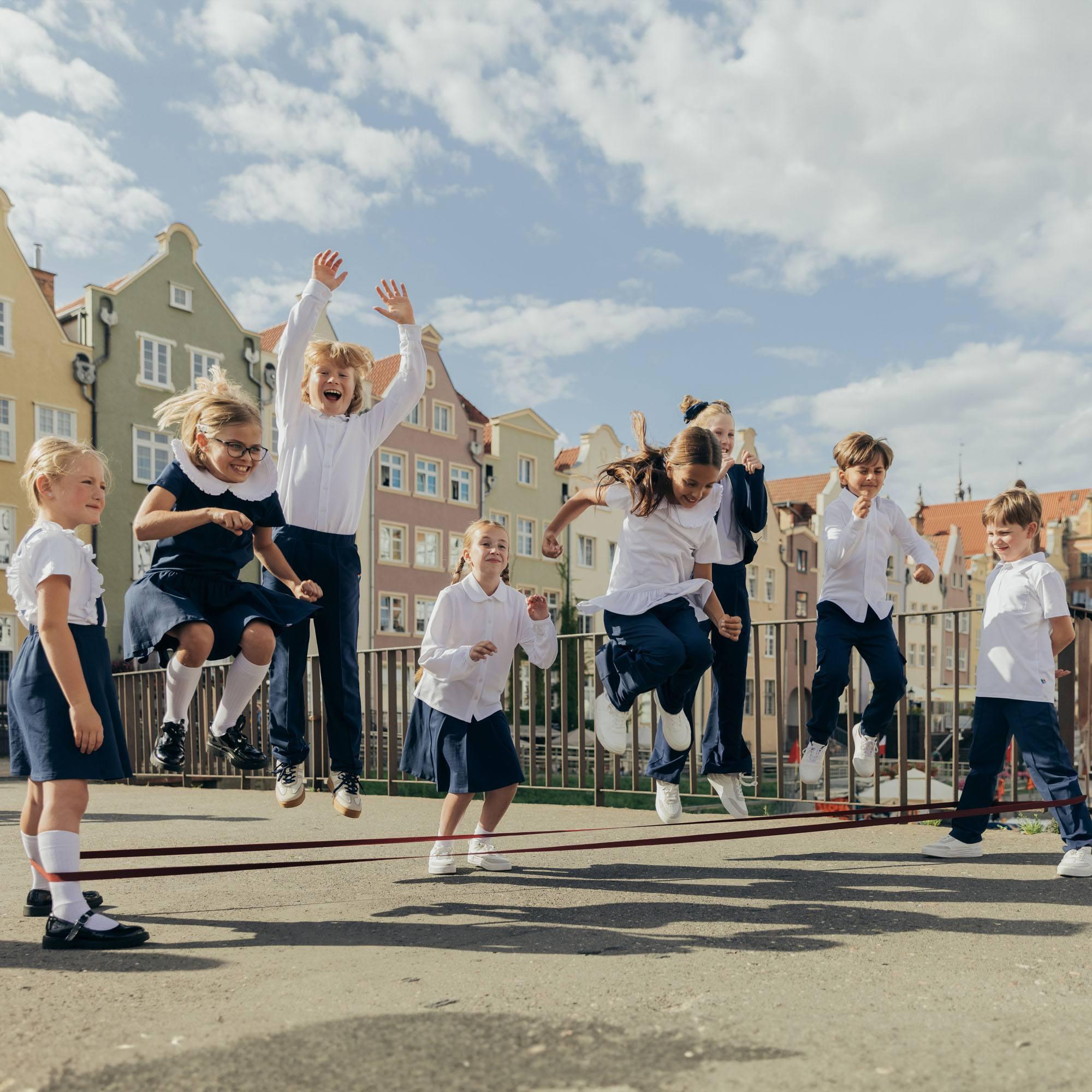 Granatowa spódnica z odpinanymi szelkami Junior