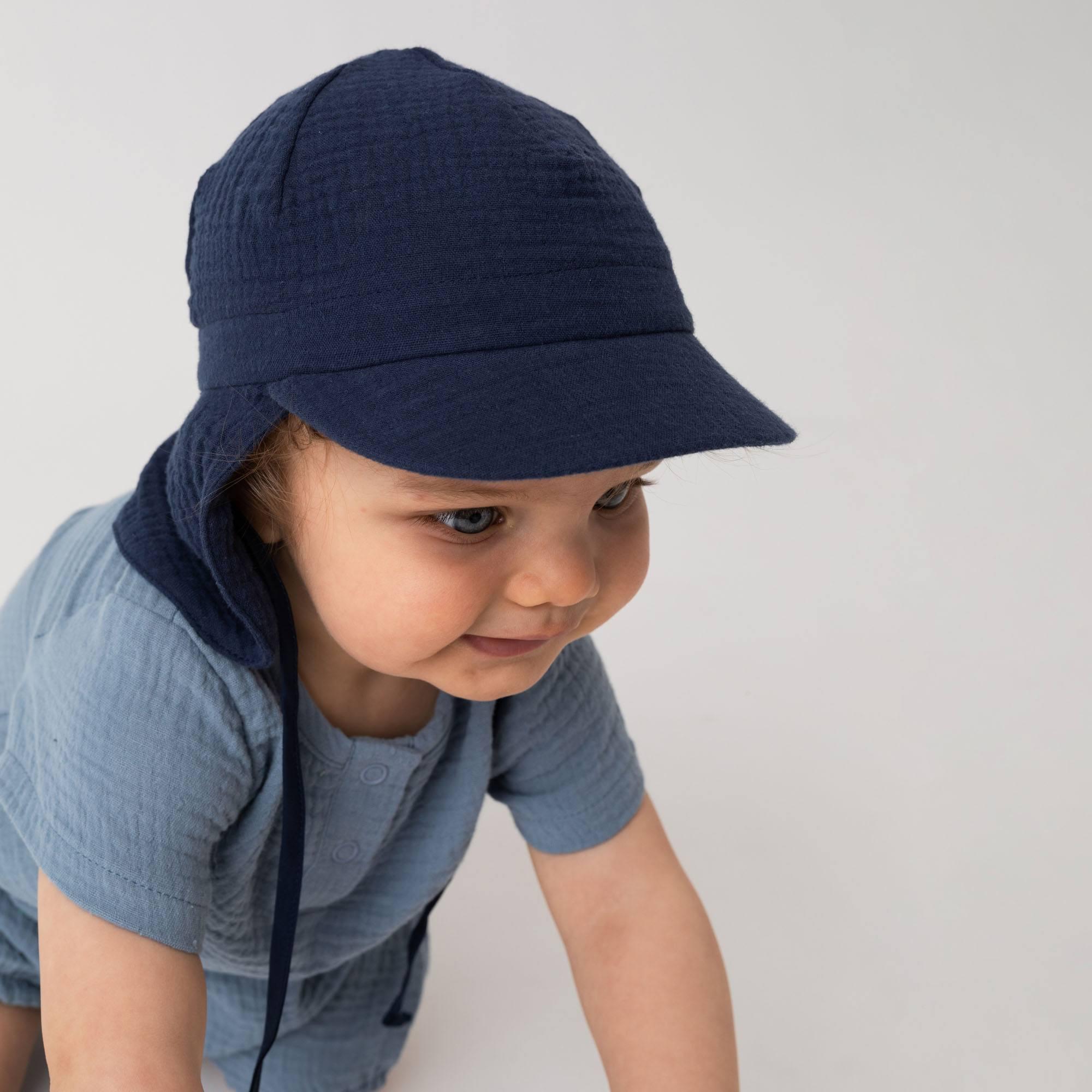Granatowa czapka z okapem muślinowa niemowlęca