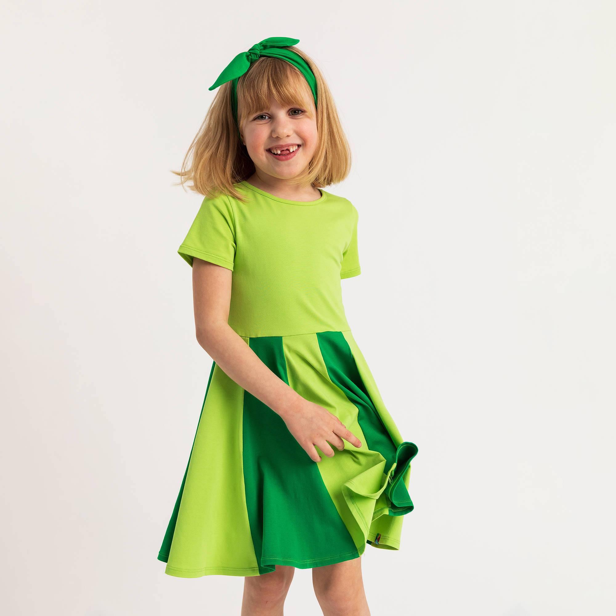 Limonkowo-zielona sukiena z kolorową falbaną