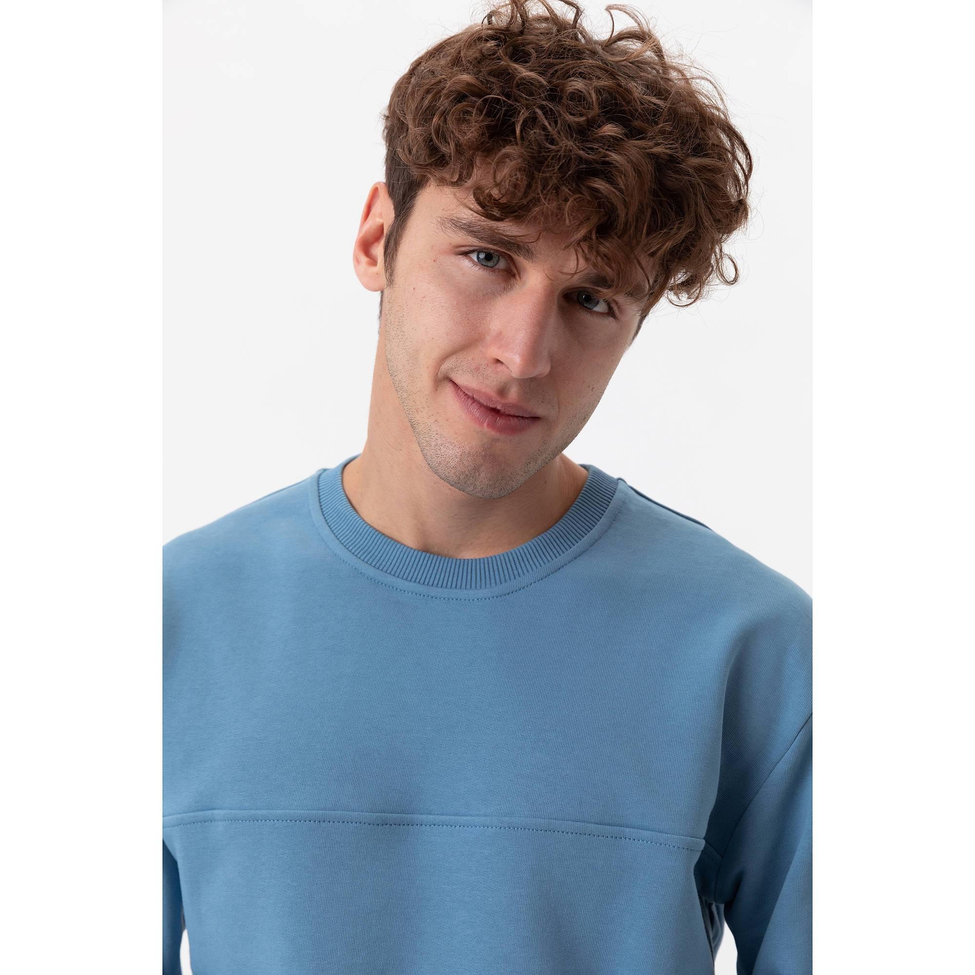Błękitna bluza przez głowę męska