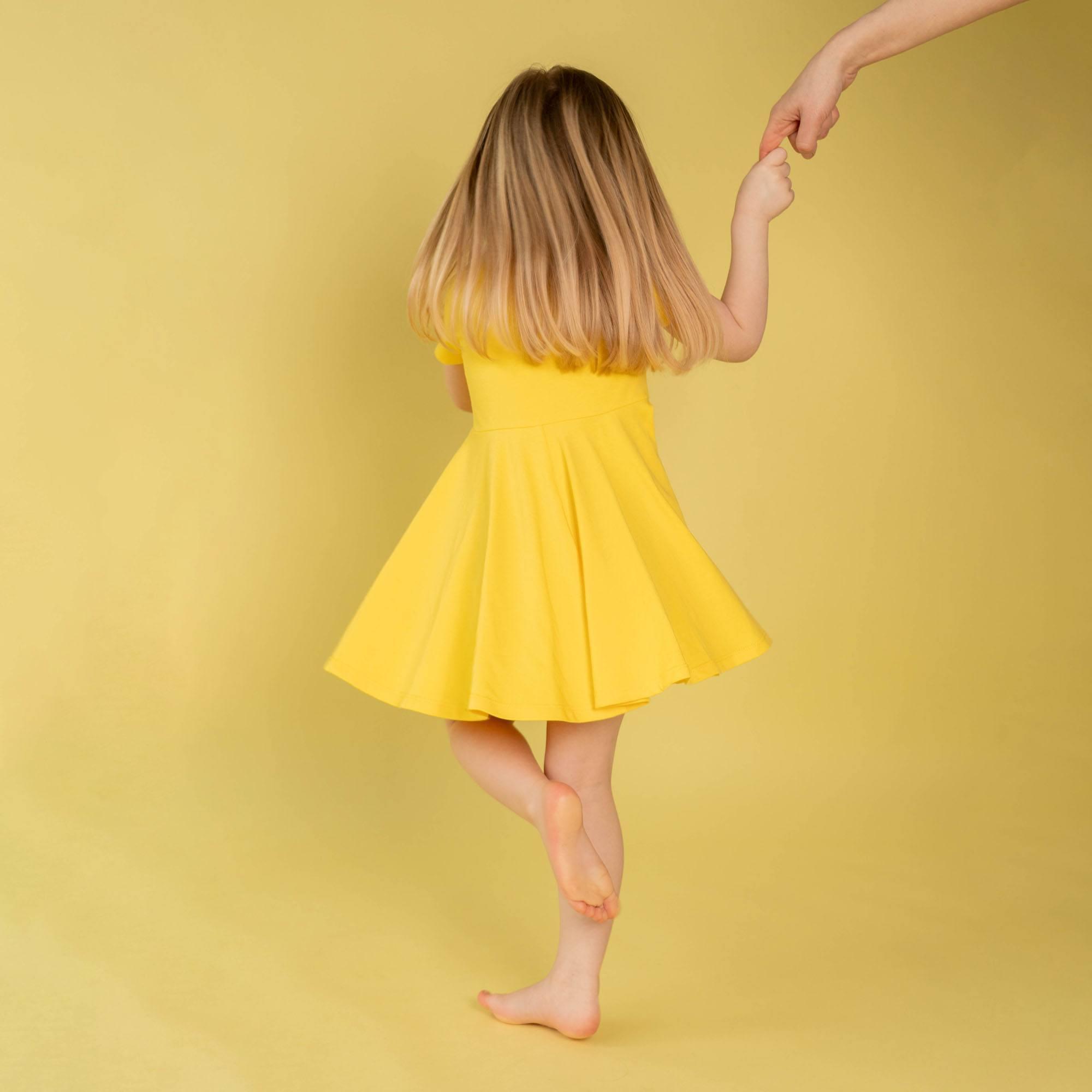 Żółta sukienka z krótkim rękawem