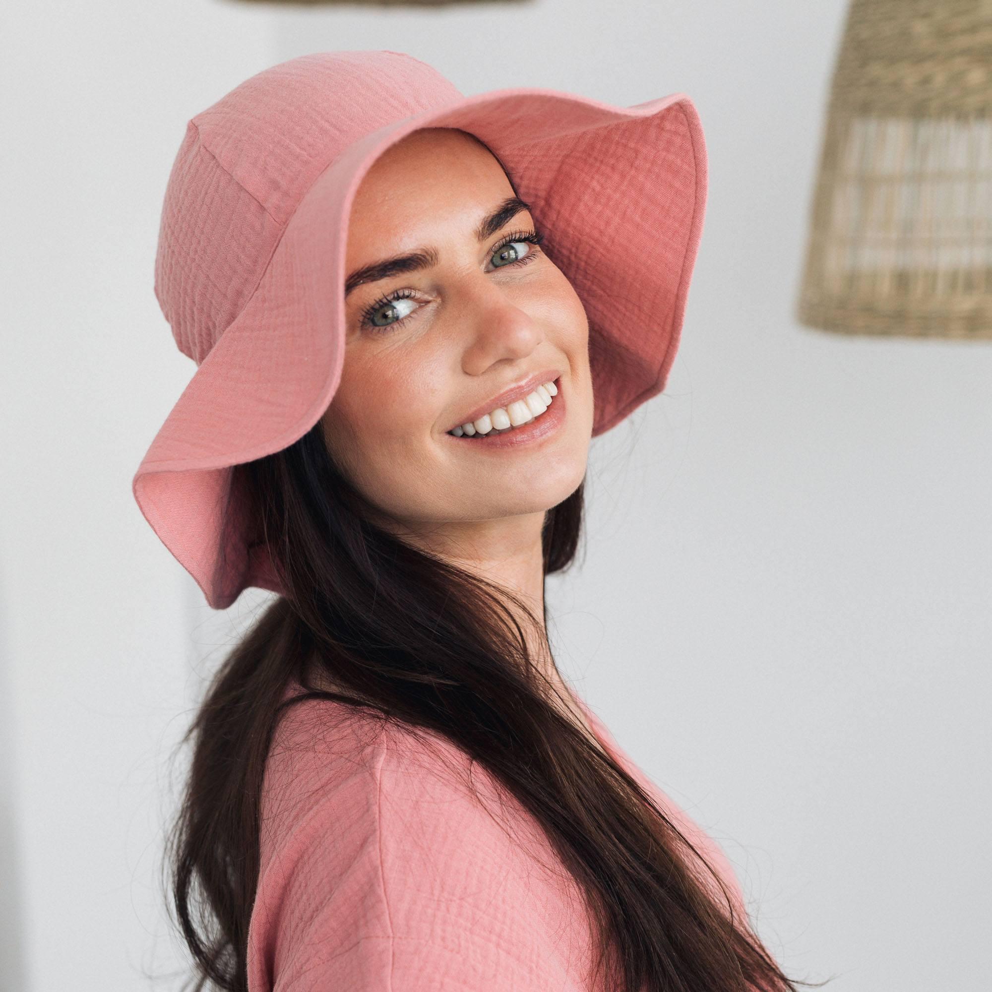 Różowy kapelusz z rondem muślinowy damski