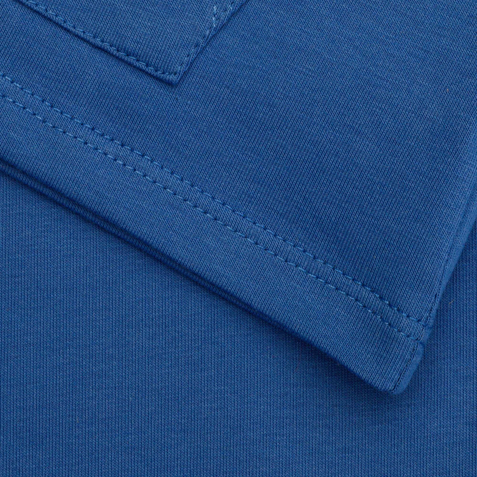 Niebieska bluzka z kieszenią na przodzie