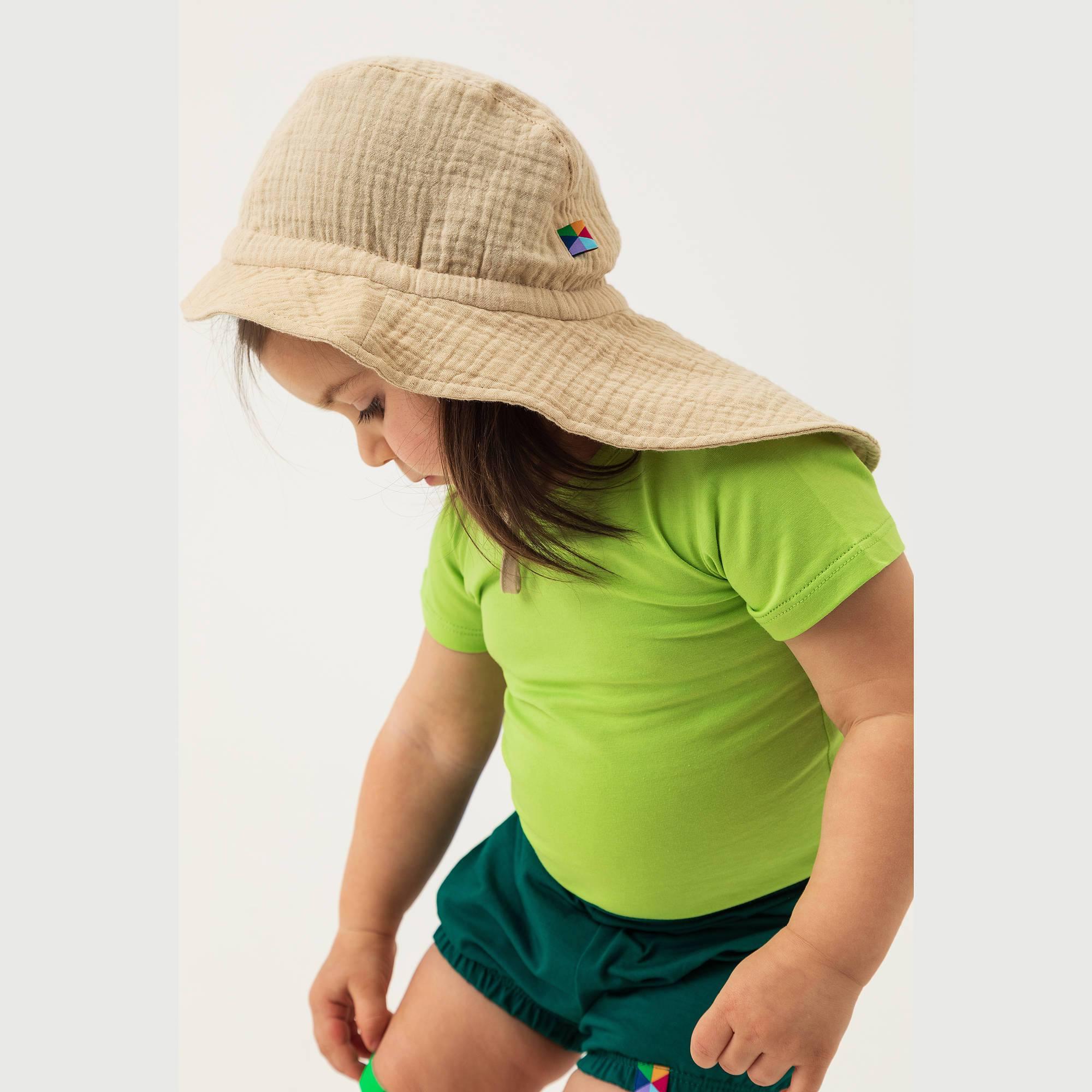 Beżowy kapelusz z troczkami muślinowy niemowlęcy
