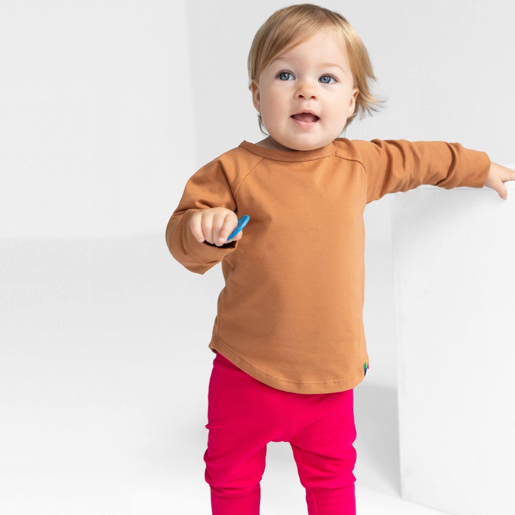 Karmelowa koszulka z długim rękawem niemowlęca