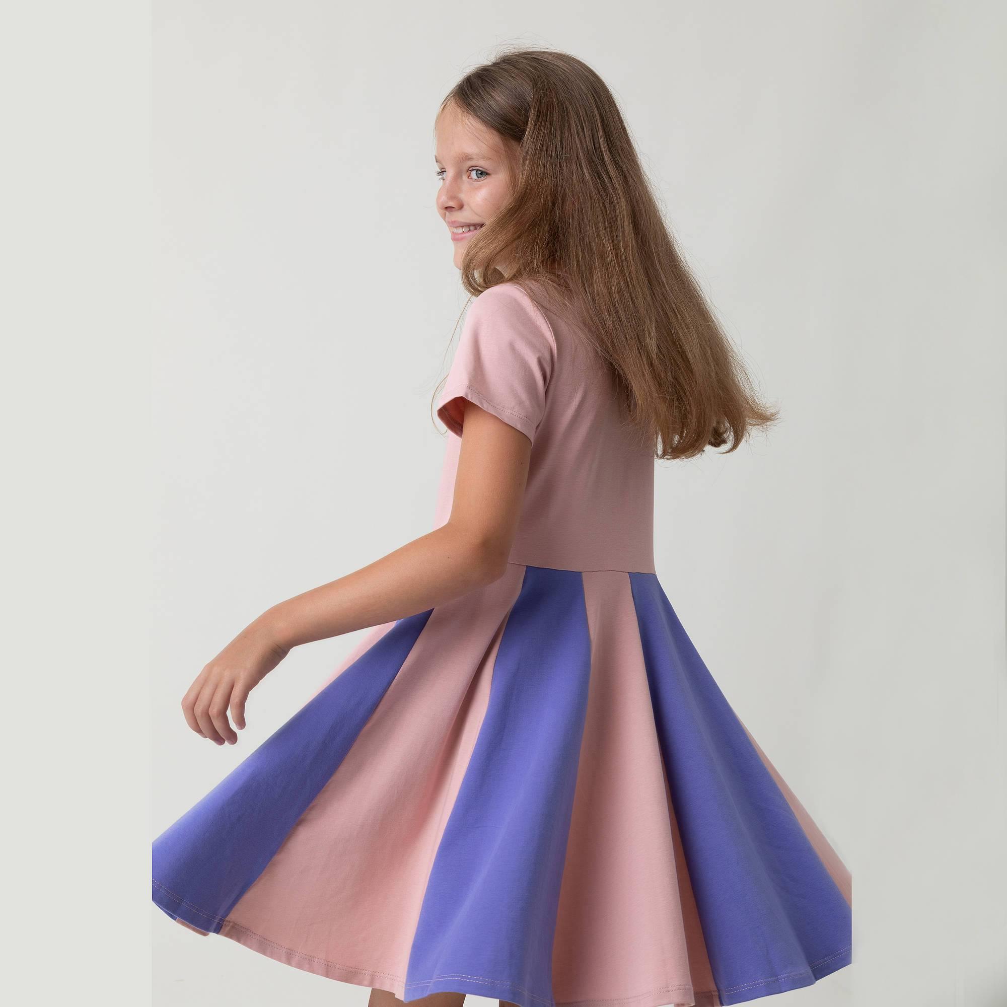 Pudroworóżowo-barwinkowa sukienka z kolorową falbaną