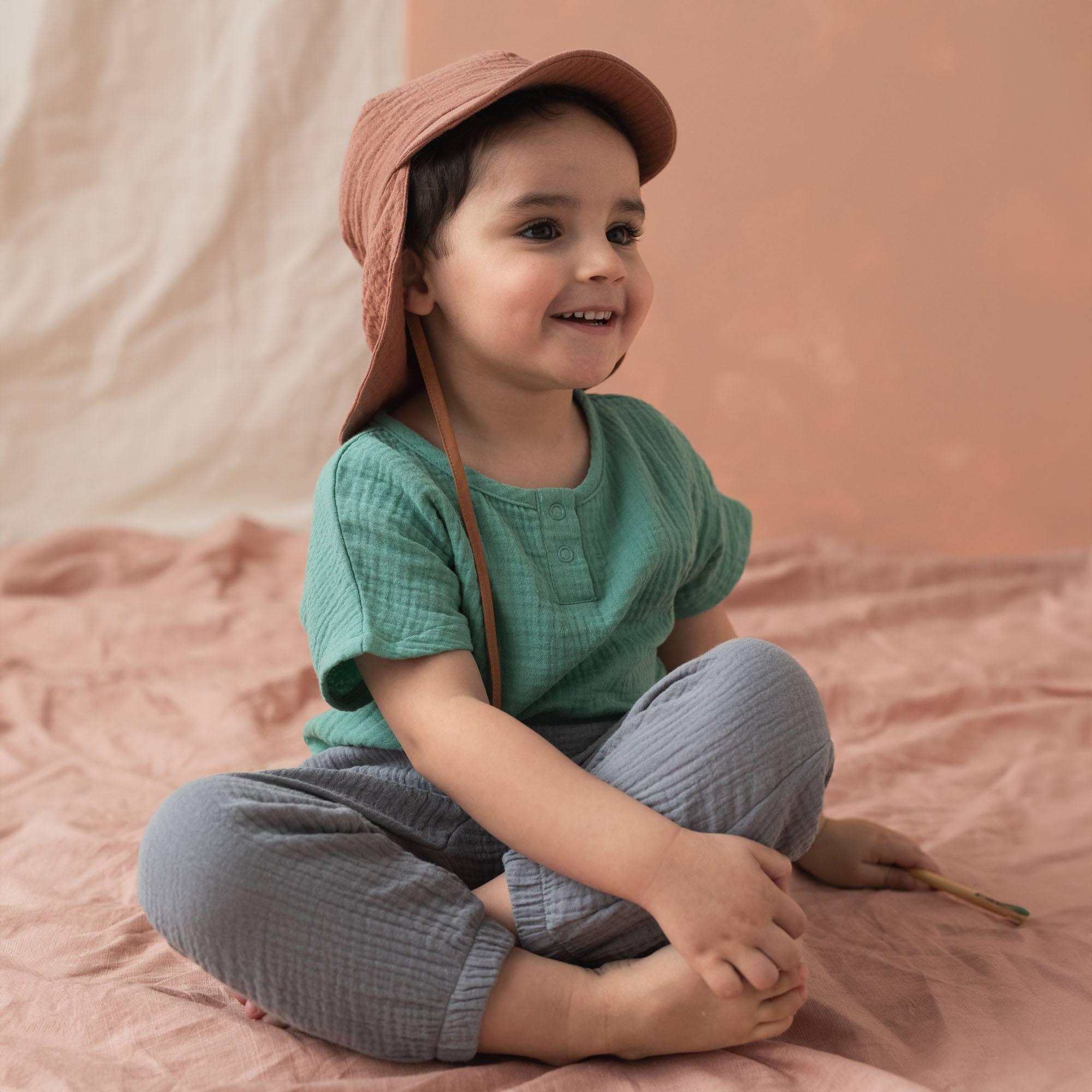 Karmelowa czapka z okapem muślinowa niemowlęca