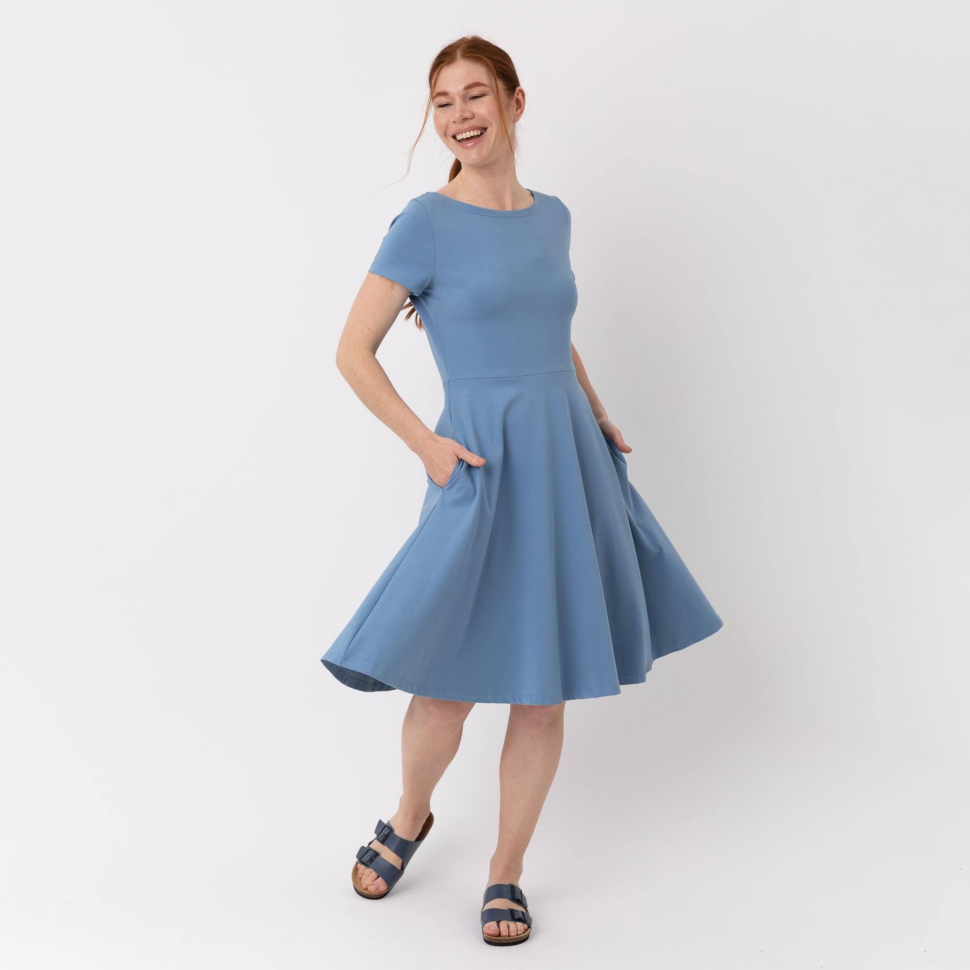 Błękitna sukienka do kolan damska