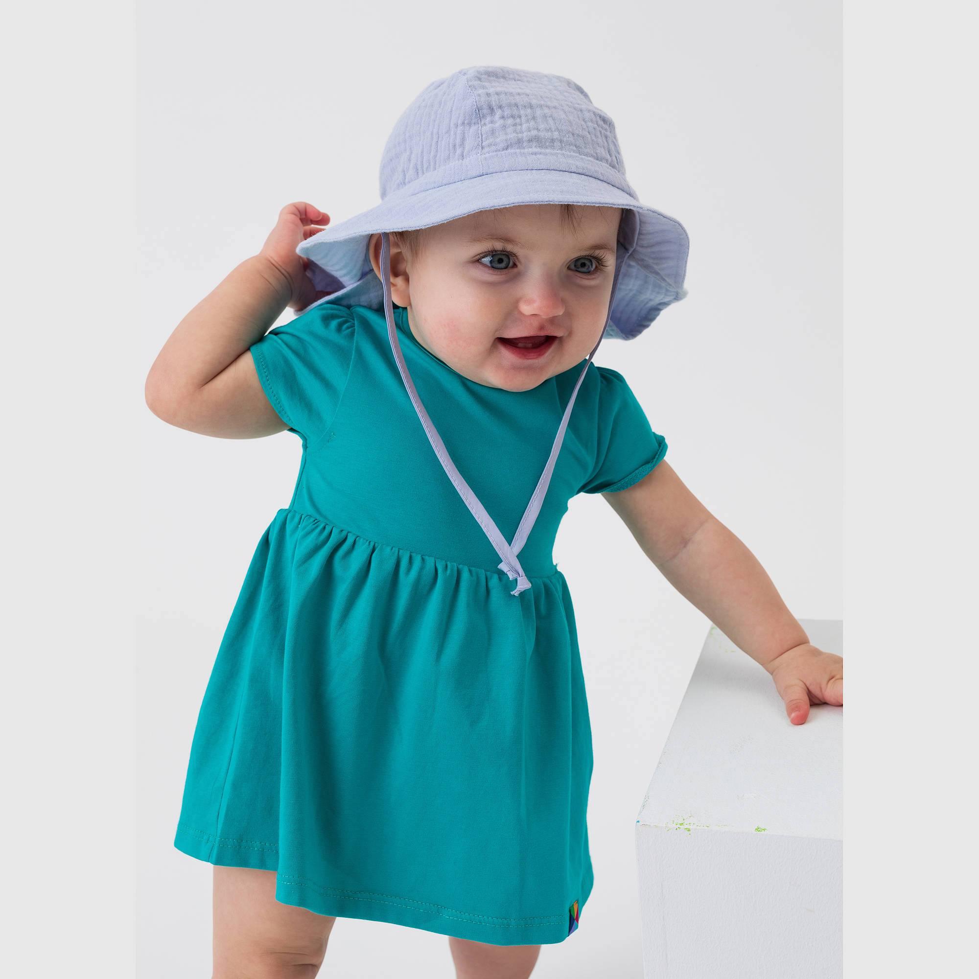 Jasnoniebieski kapelusz z troczkami muślinowy niemowlęcy