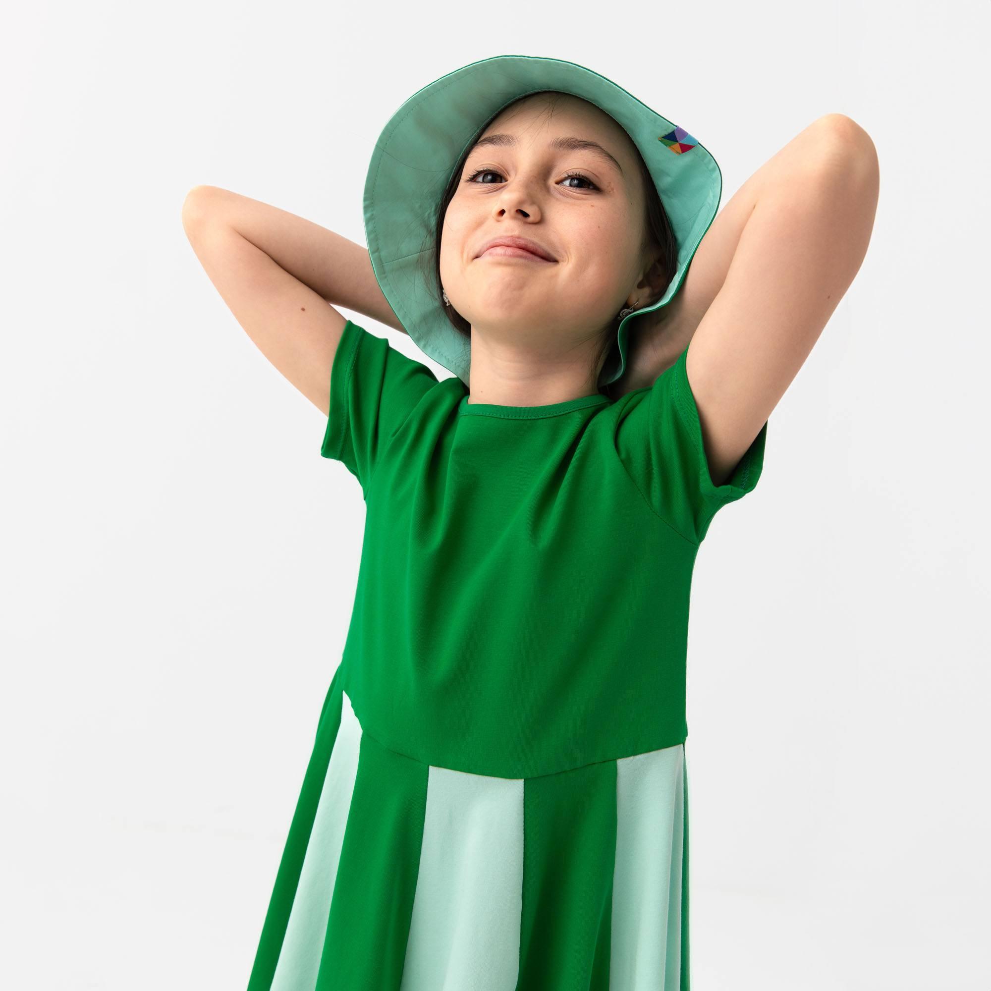 Zielono-miętowa sukienka z kolorową falbaną