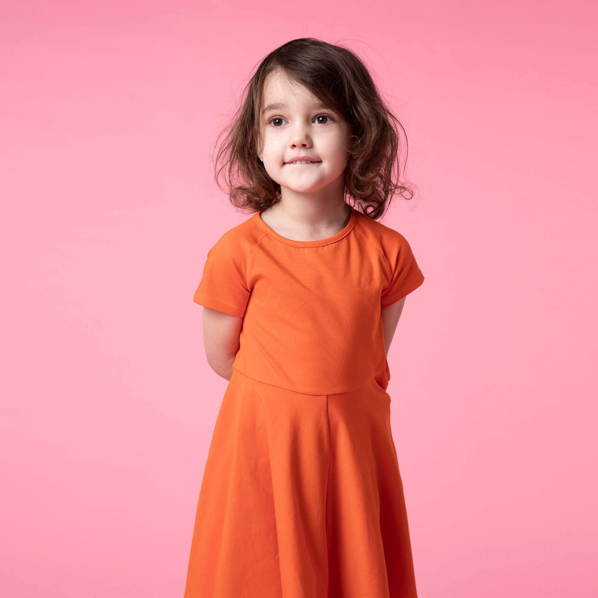 Pomarańczowa sukienka z krótkim rękawem