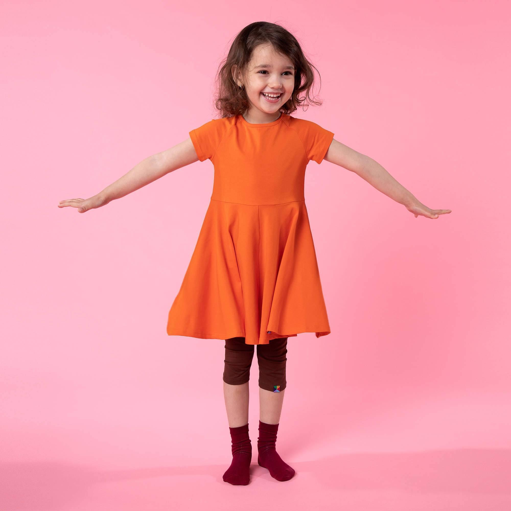 Pomarańczowa sukienka z krótkim rękawem