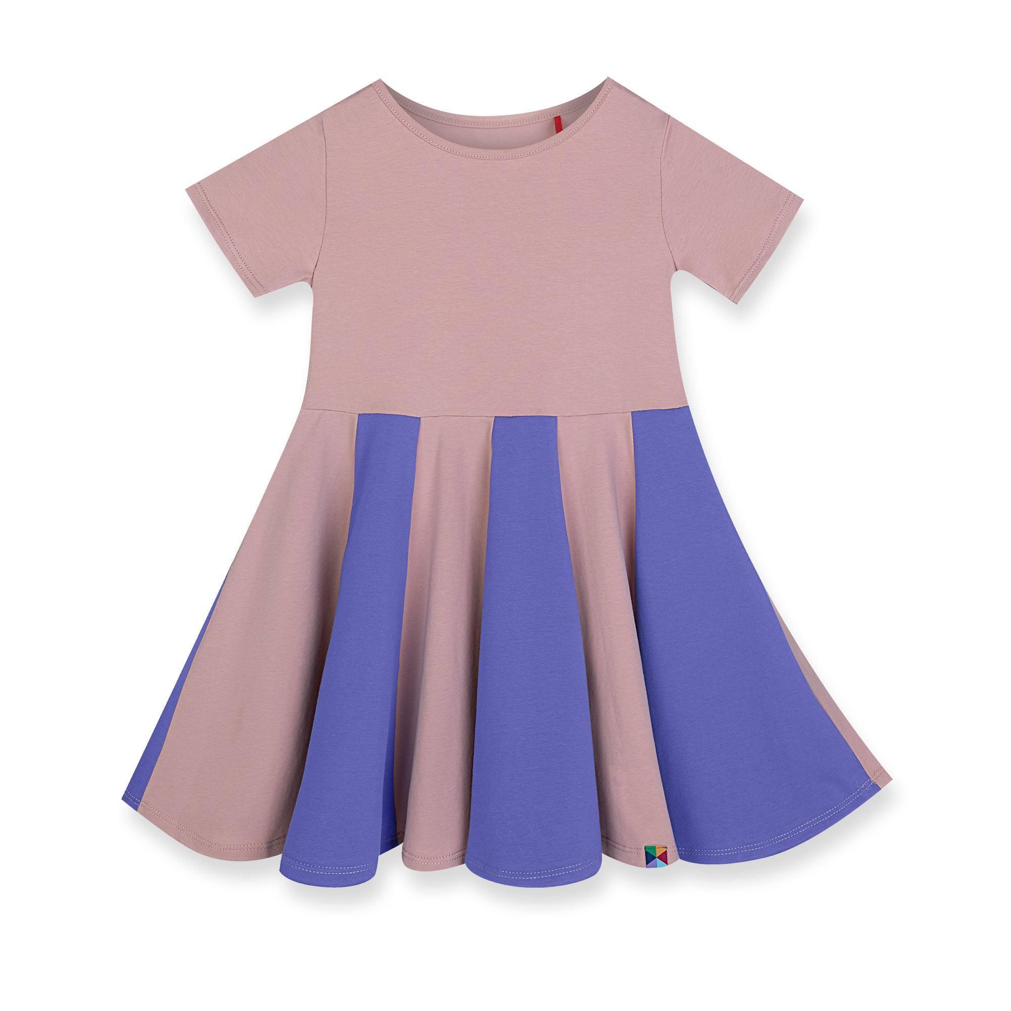 Pudroworóżowo-barwinkowa sukienka z kolorową falbaną