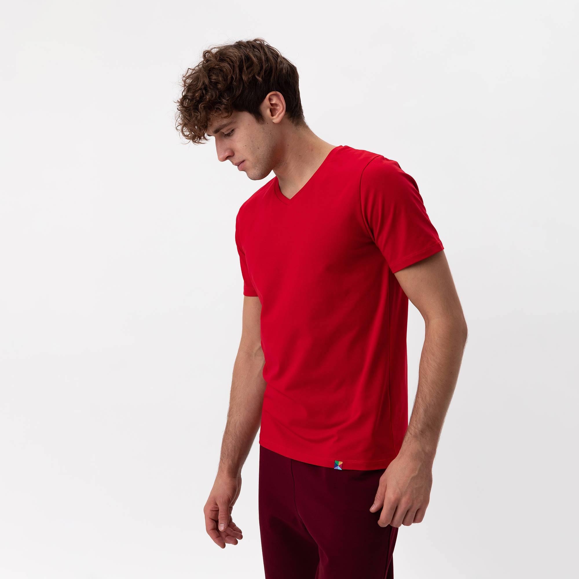 Czerwony t-shirt w serek męski