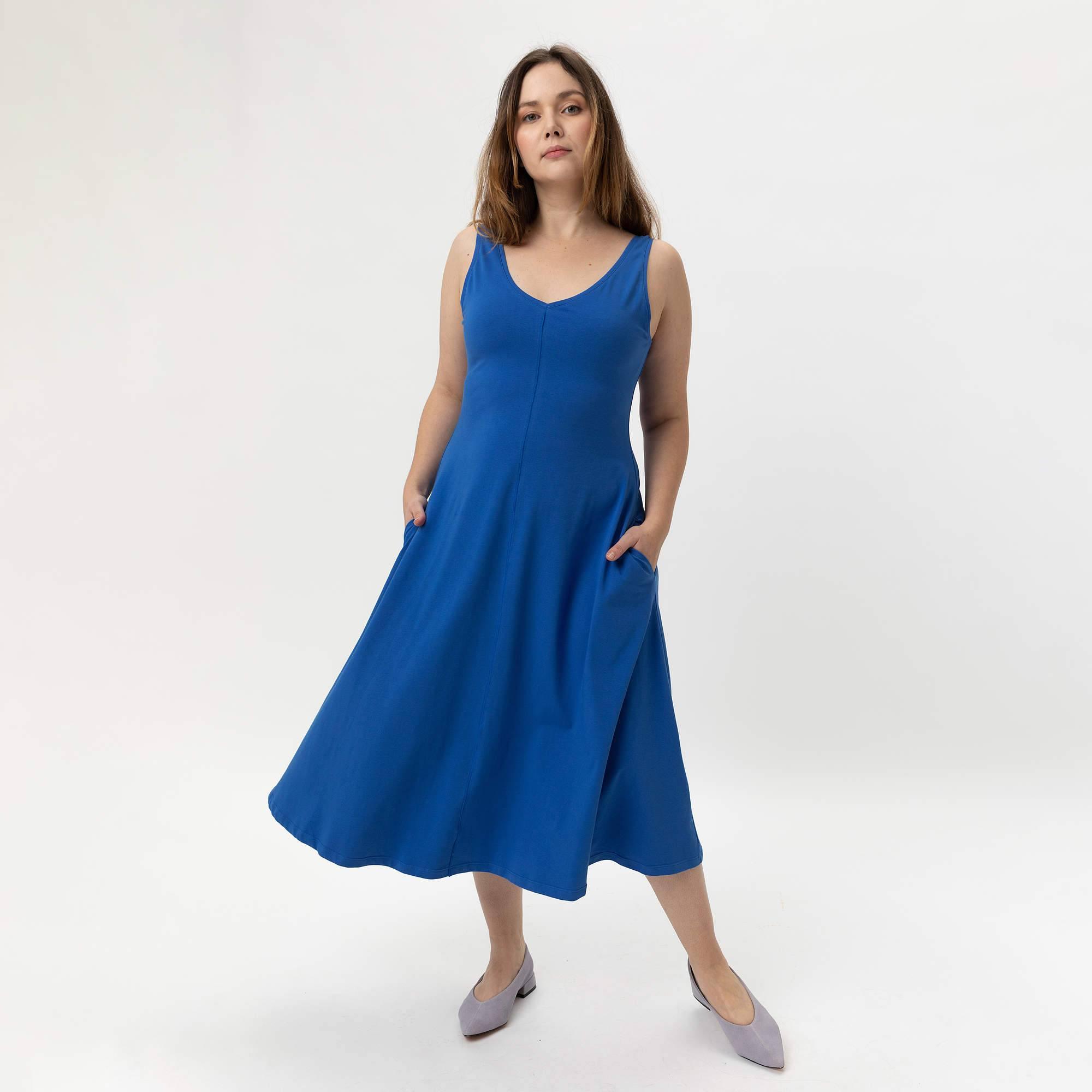 Niebieska sukienka midi bez rekawów