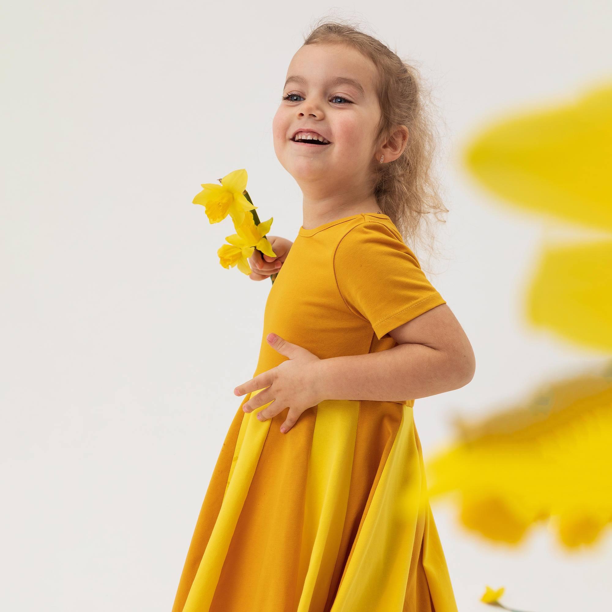 Musztardowo-żółta sukienka z kolorową falbaną
