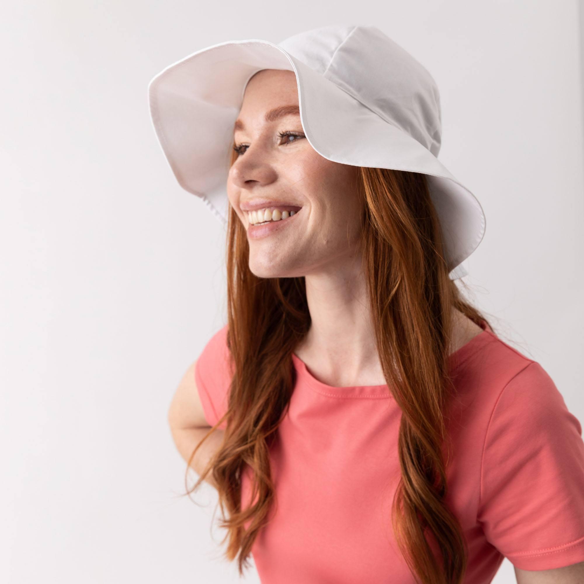 Biały kapelusz z rondem damski
