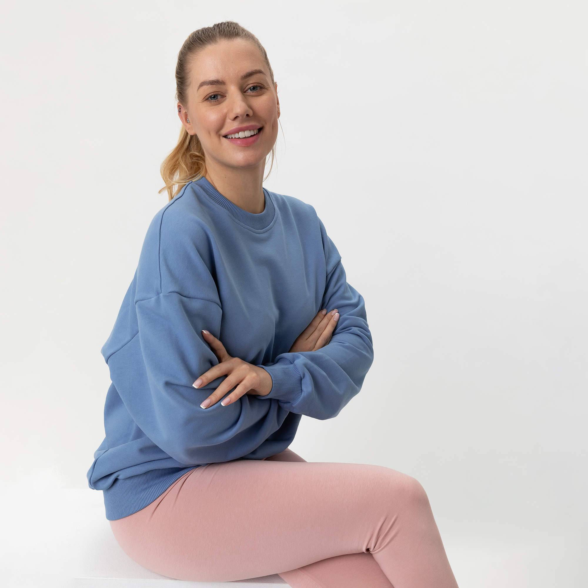 Błękitna bluza przez głowę damska