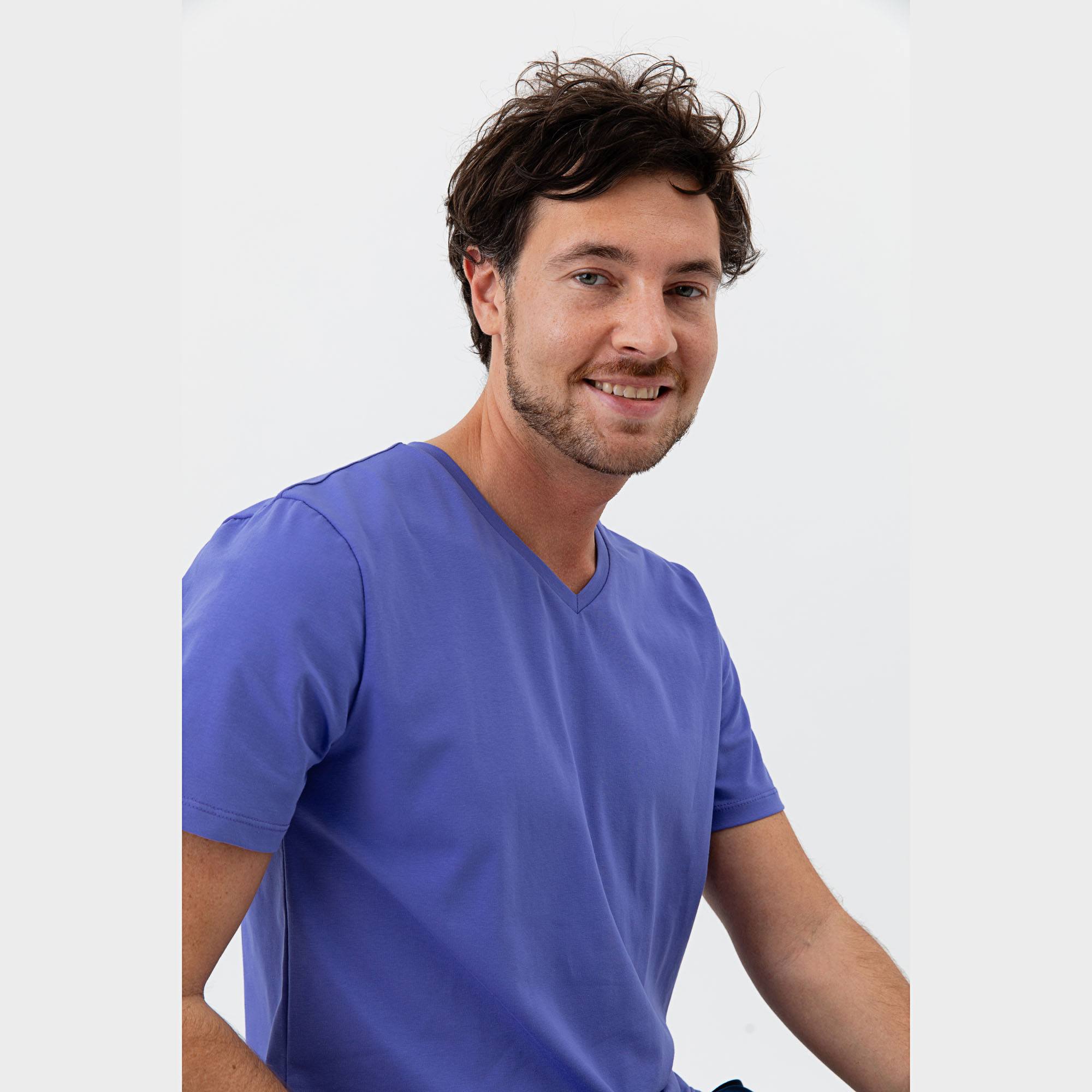 Barwinkowy t-shirt w serek męski