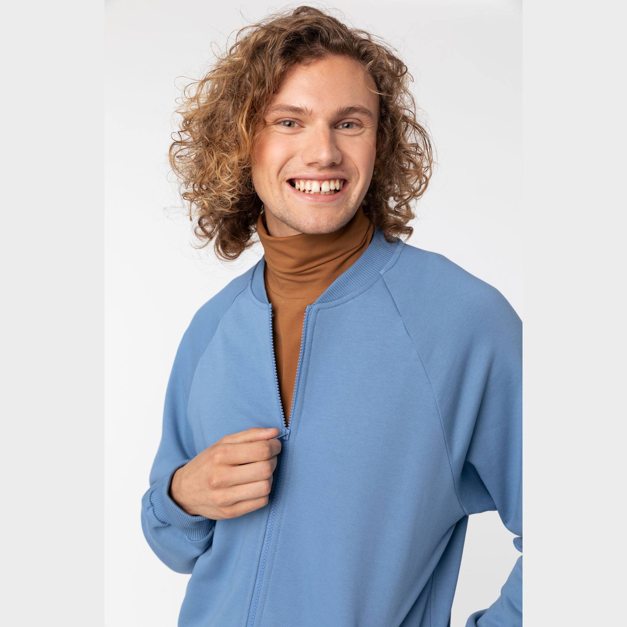 Błękitna bluza na zamek męska