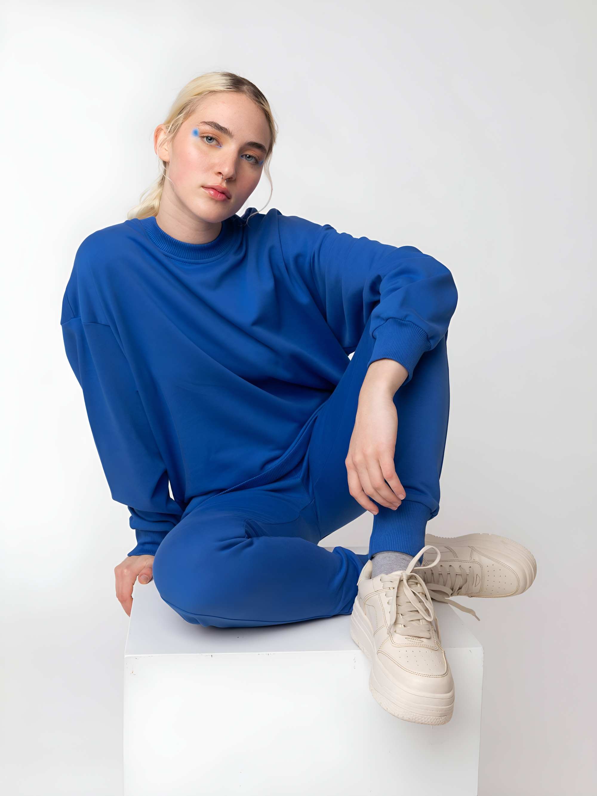 Niebieskie spodnie dresowe ze ściągaczem damskie