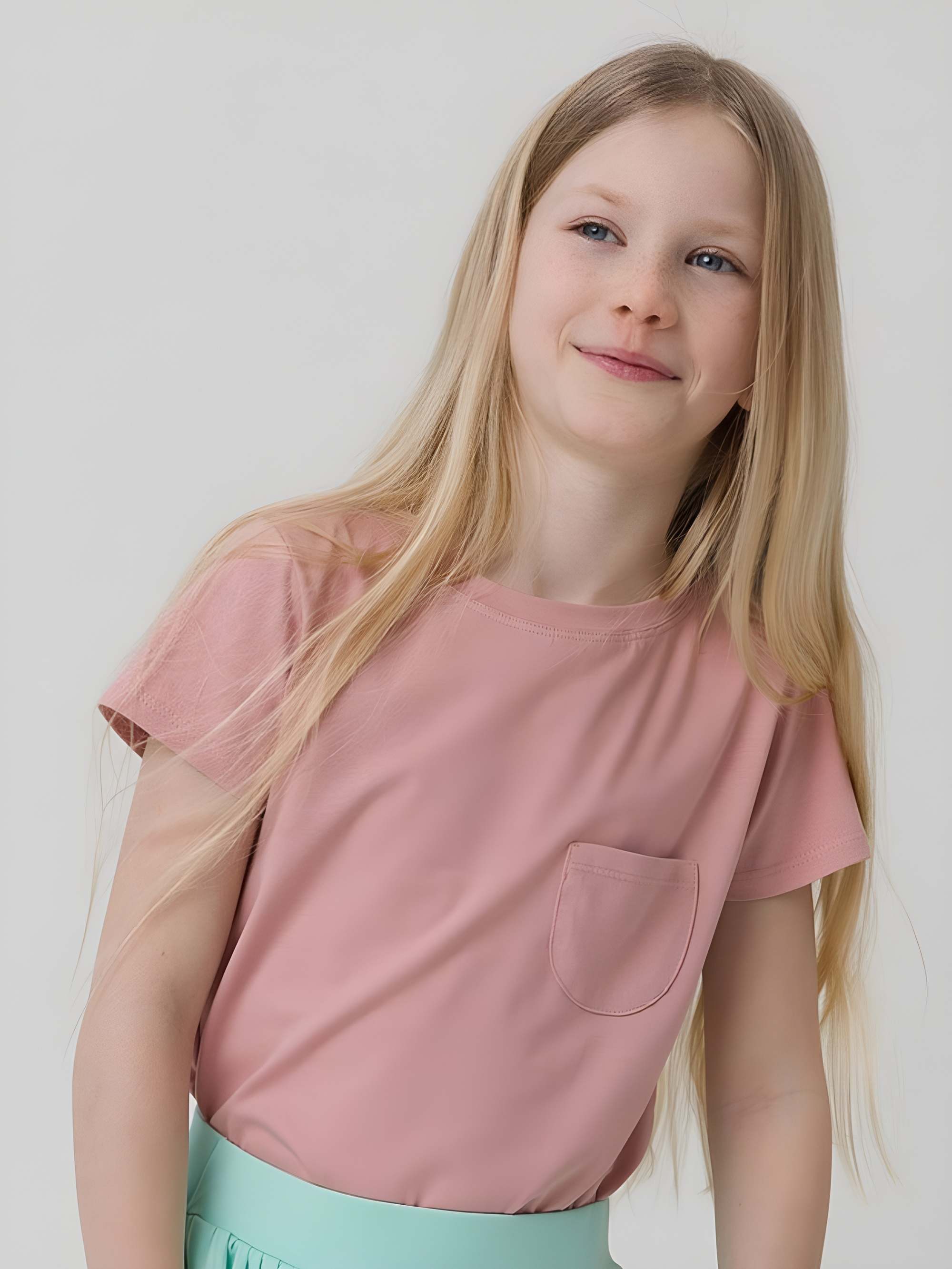 Pudroworóżowy t-shirt z kieszonką