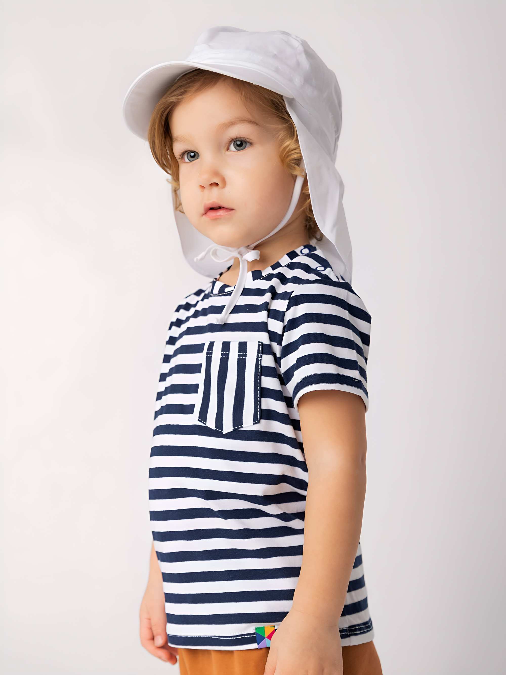Biała czapka z okapem 6-36 M