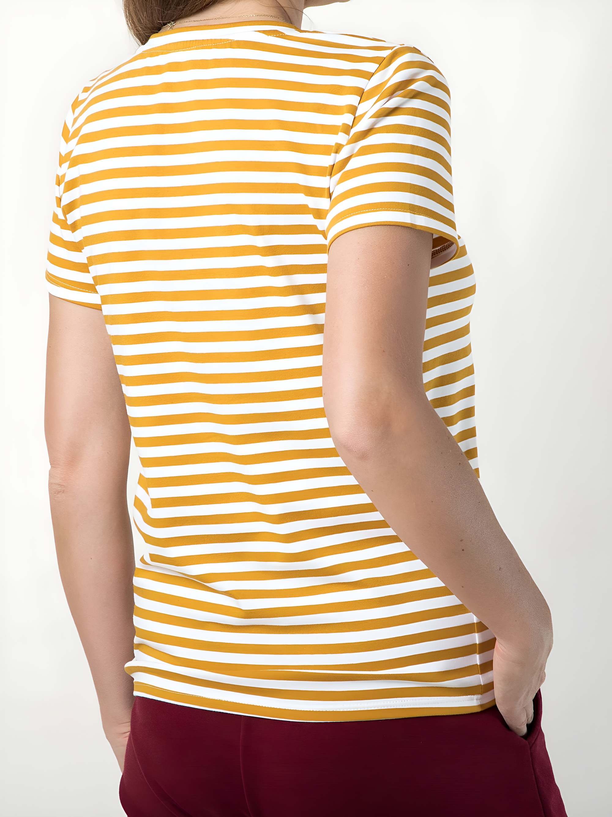 Musztardowy T-shirt damski w paski