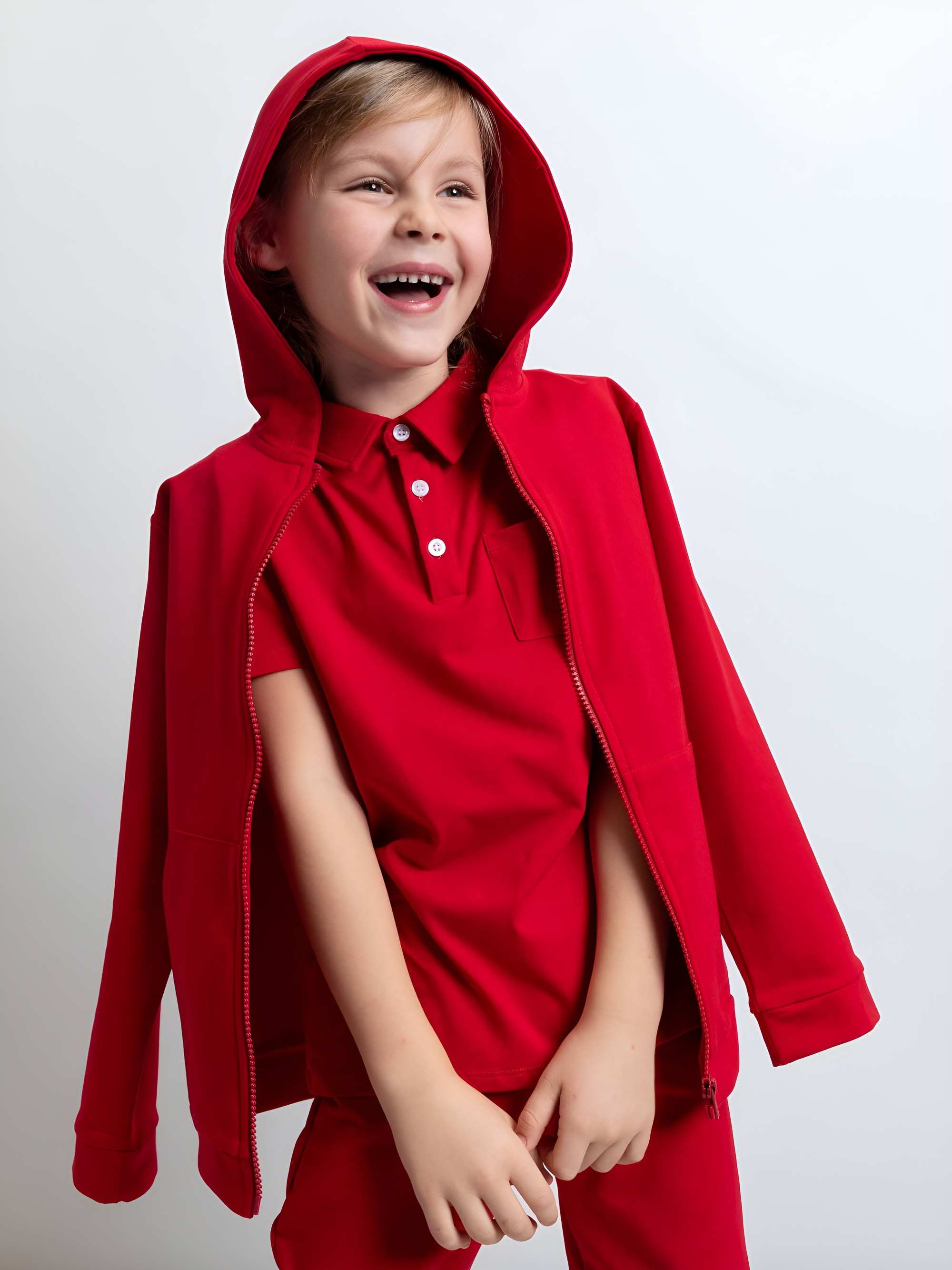Czerwona bluza z kapturem