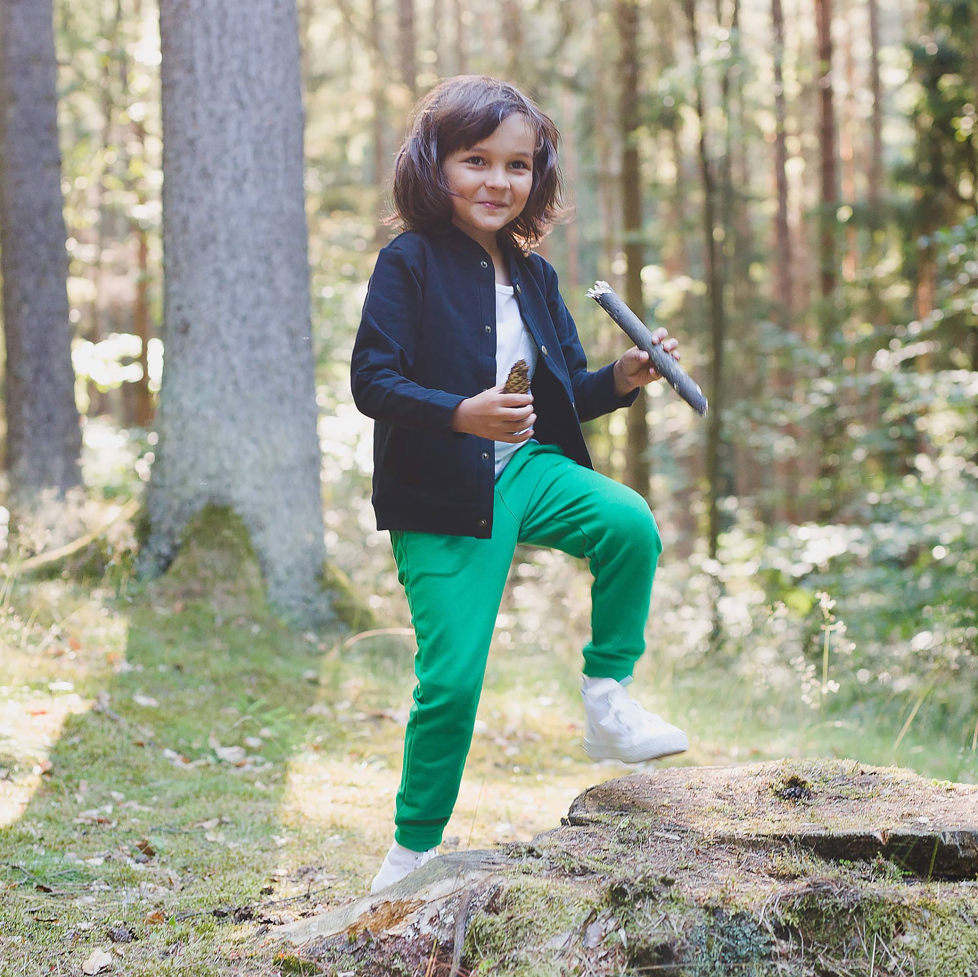 Czarna bluza bomber z kieszeniami
