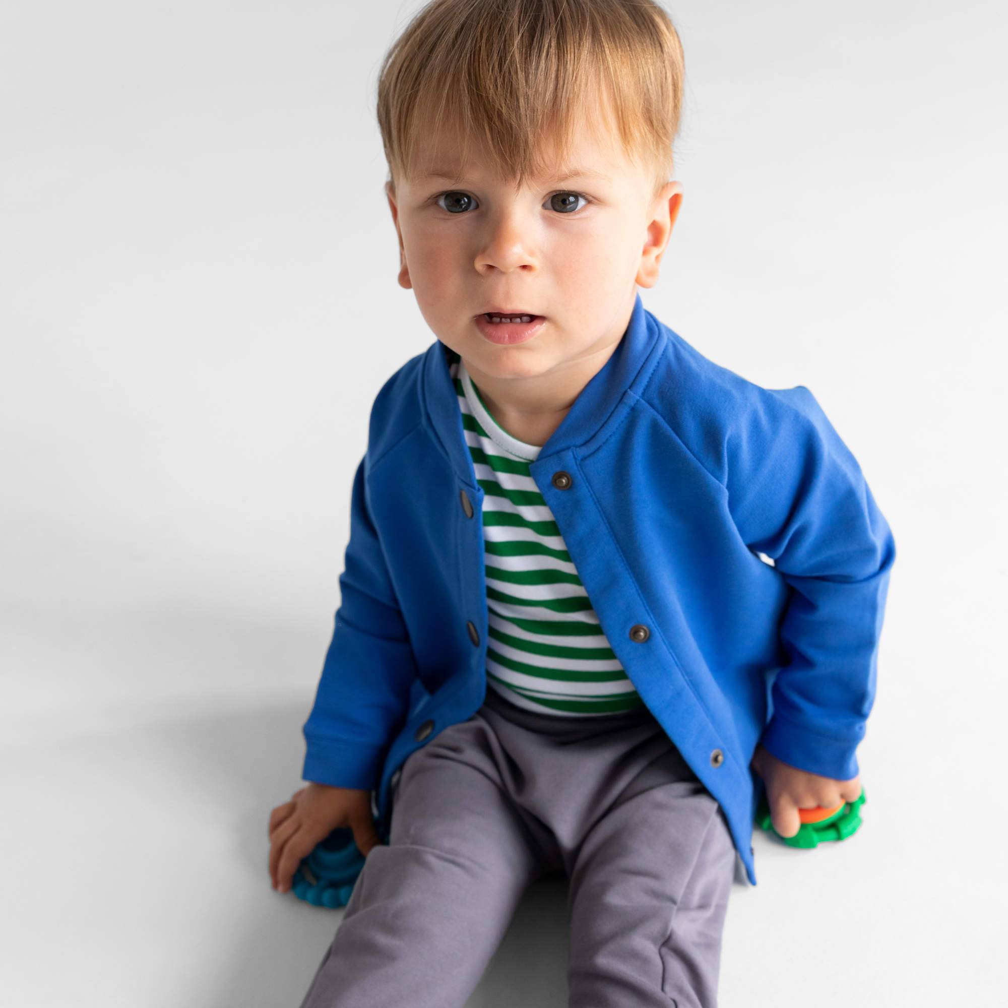 Niebieska bluza bomber
