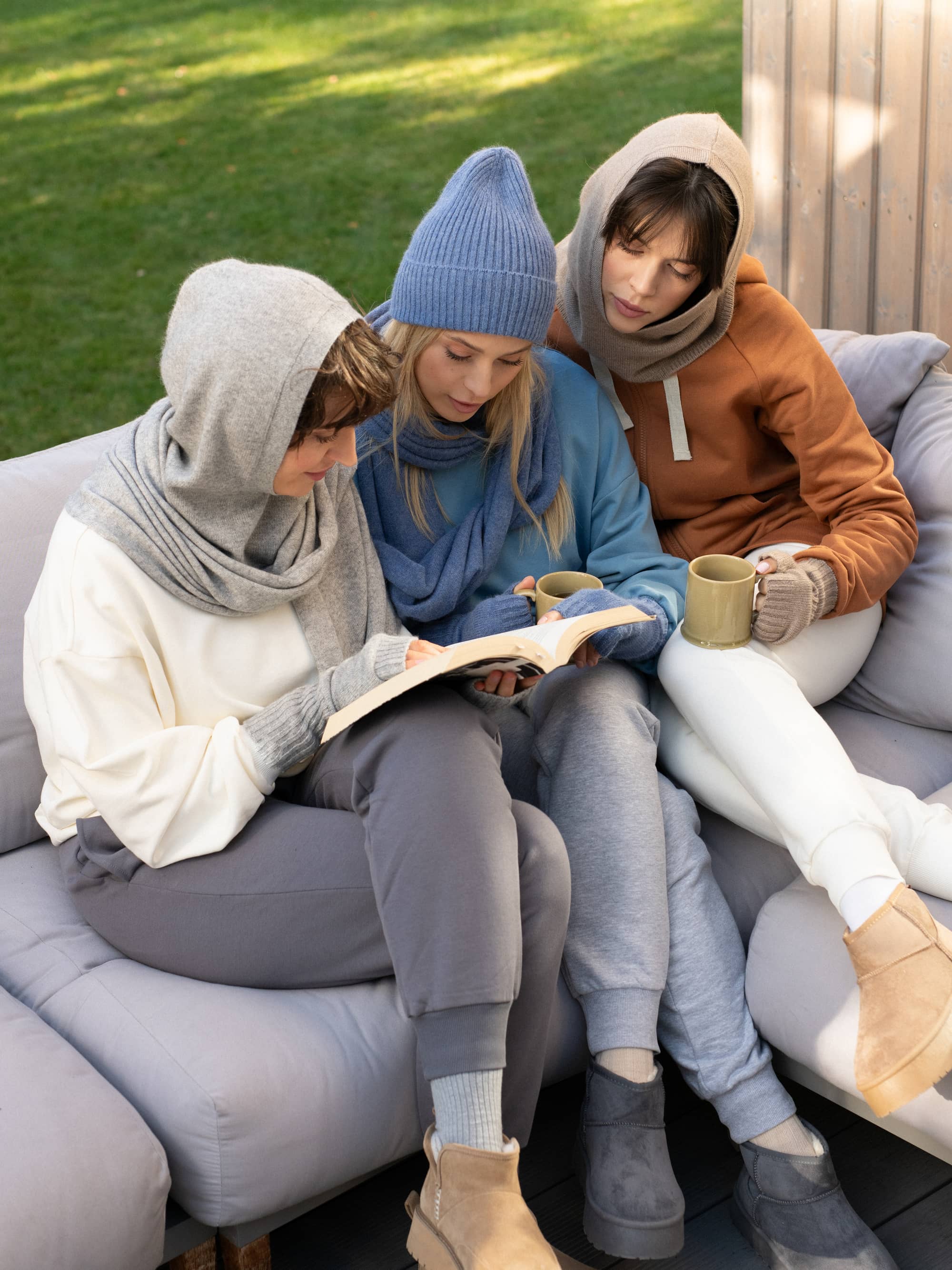 Blue cashmere wool hat with cashmere