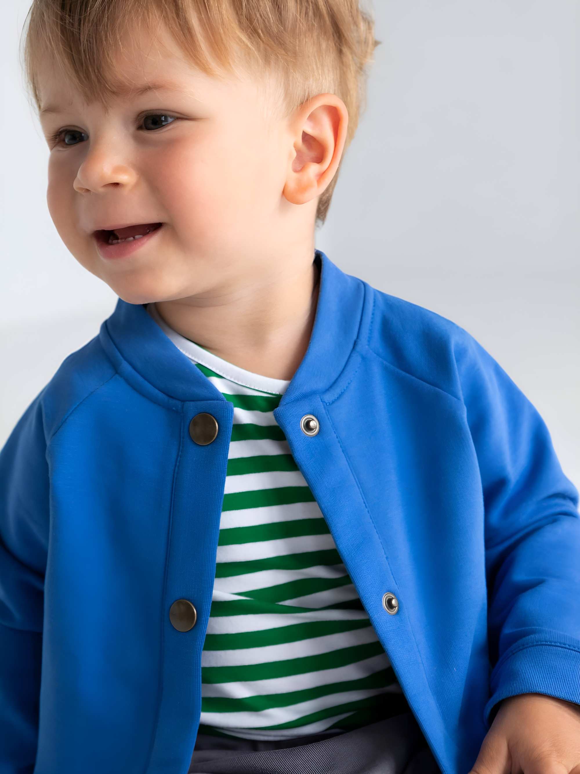 Niebieska bluza bomber