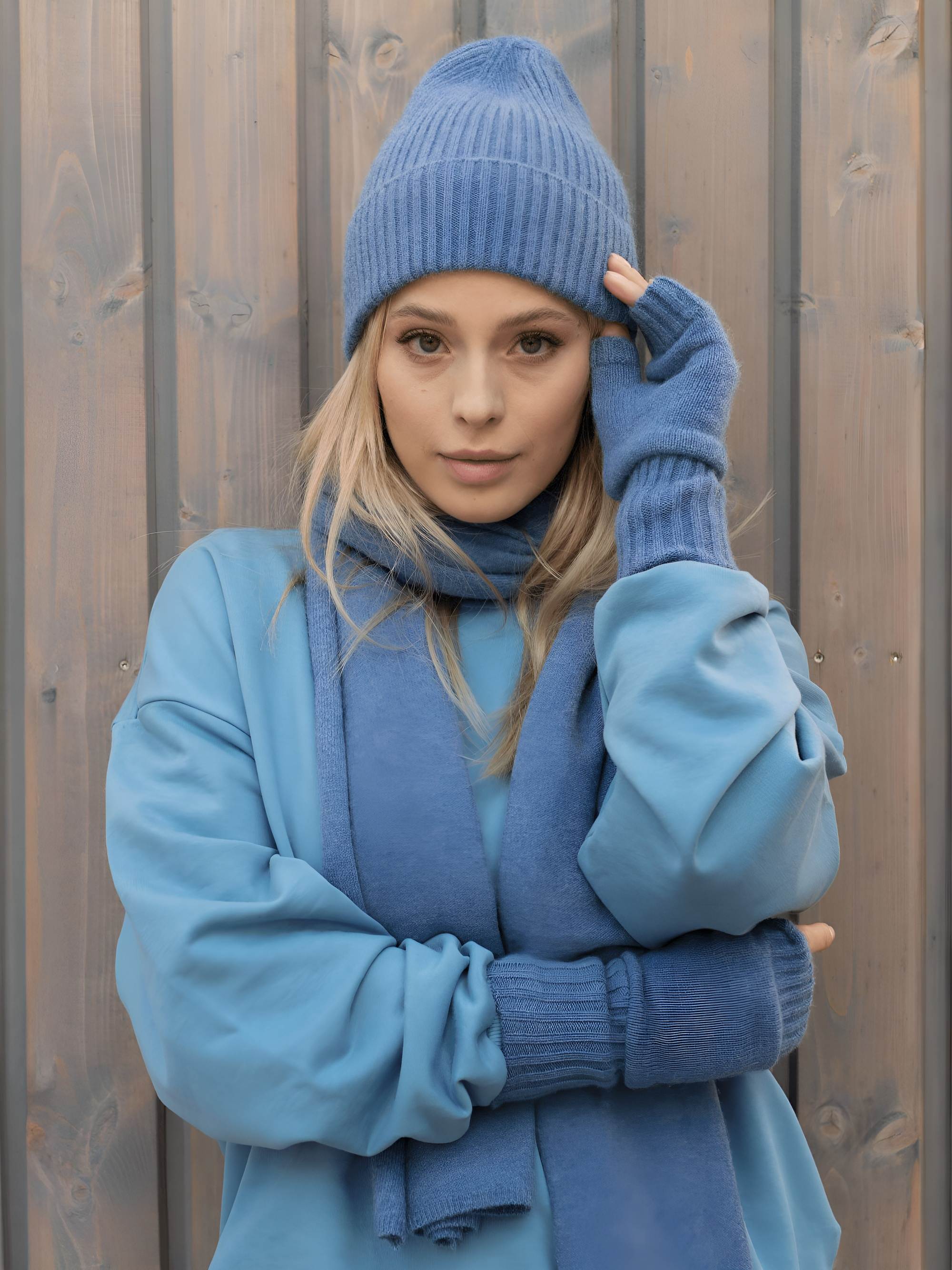 Blue cashmere wool hat with cashmere