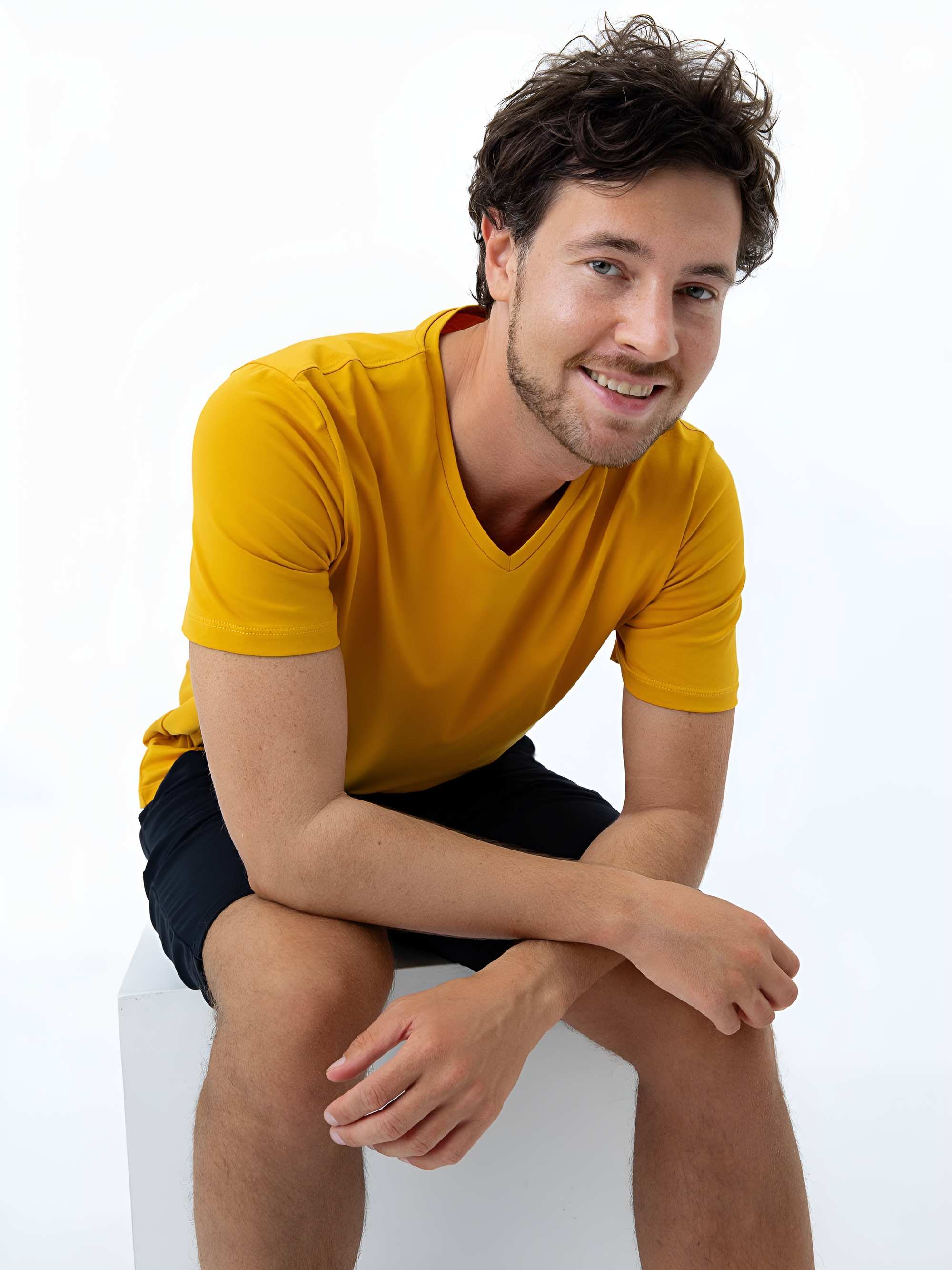 Musztardowy T-shirt w serek męski