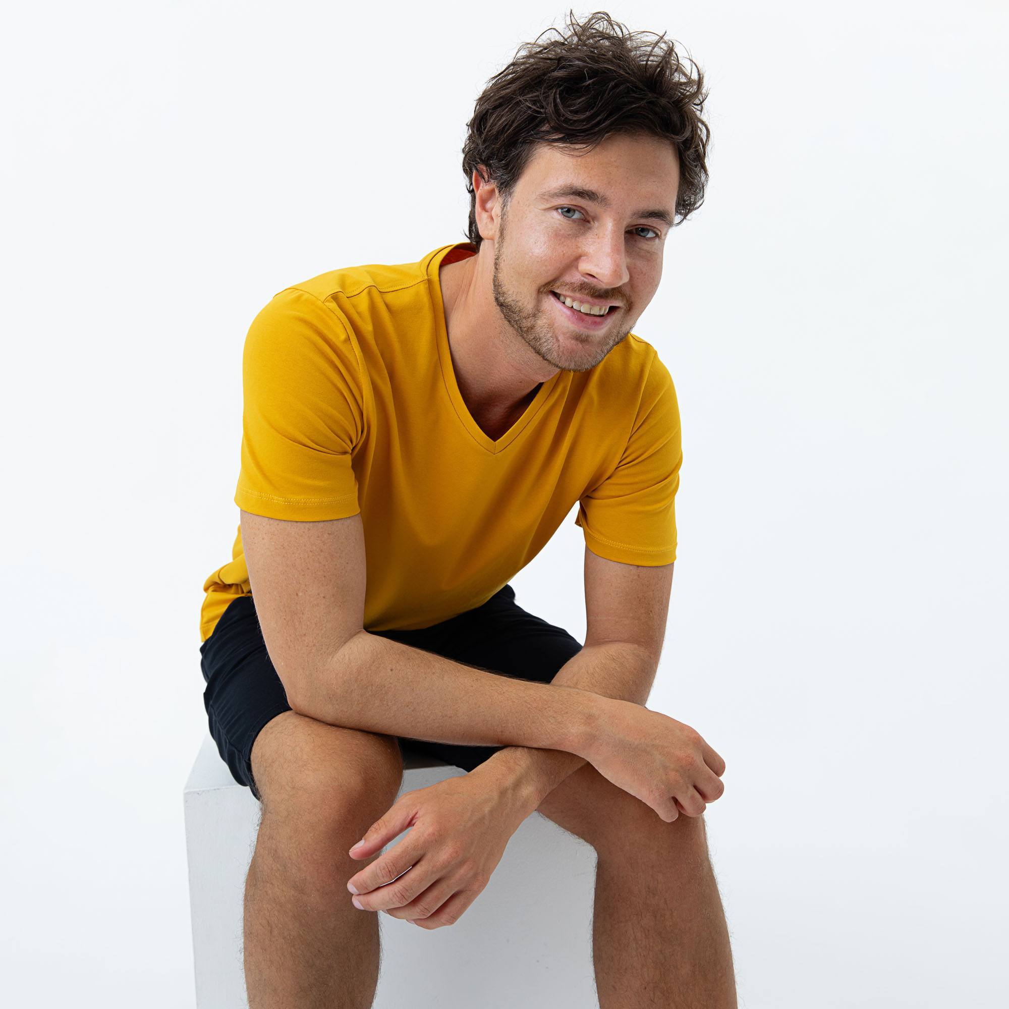 Musztardowy T-shirt w serek męski