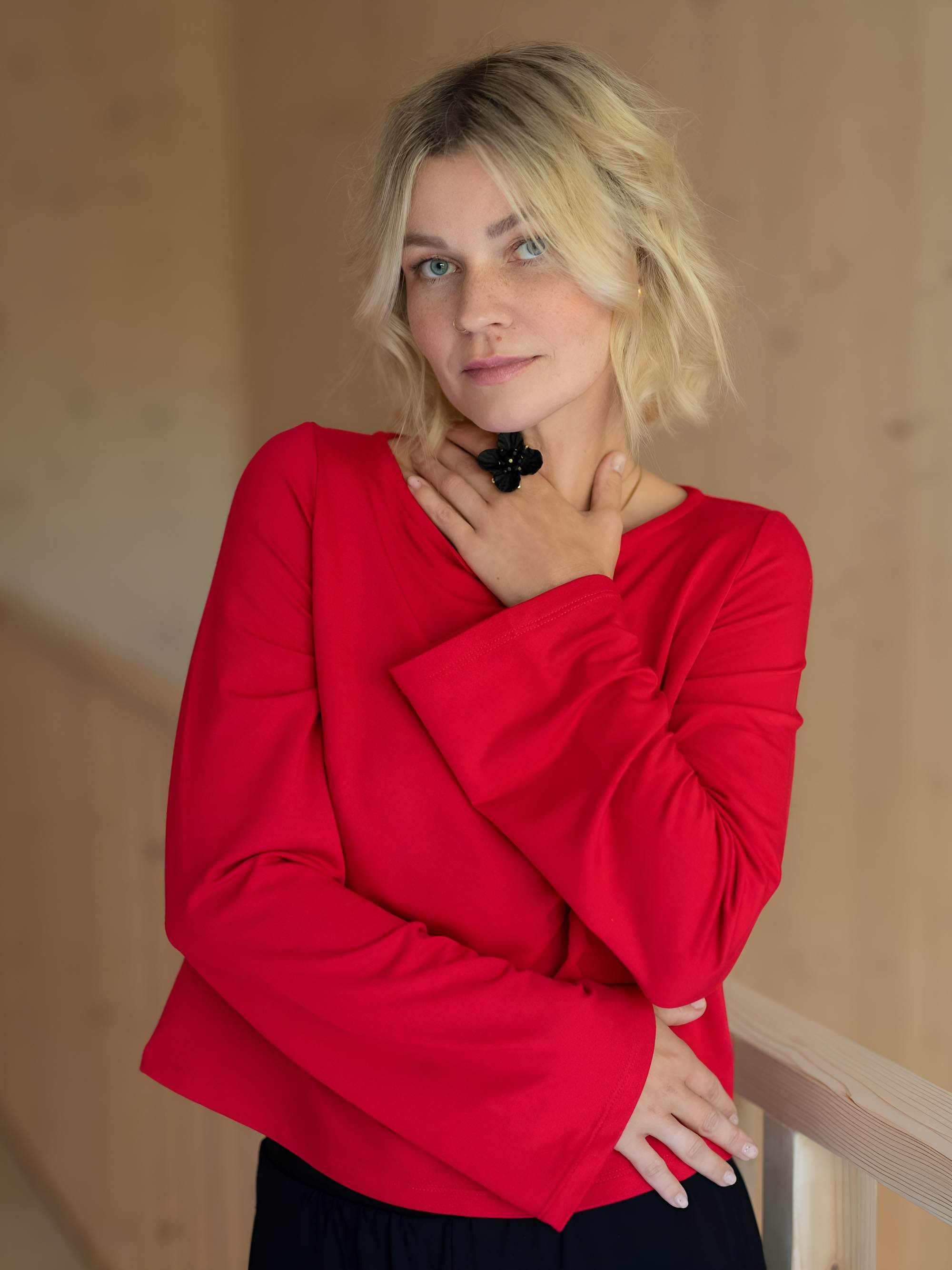 Czerwona bluzka o krótkim kroju damska