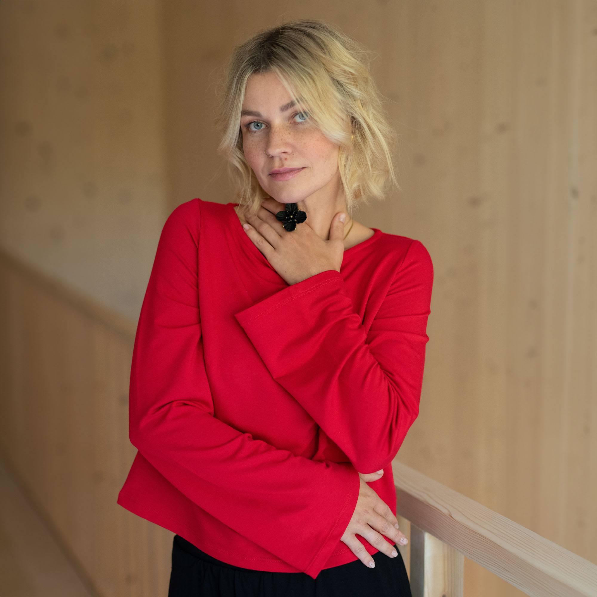Czerwona bluzka o krótkim kroju damska