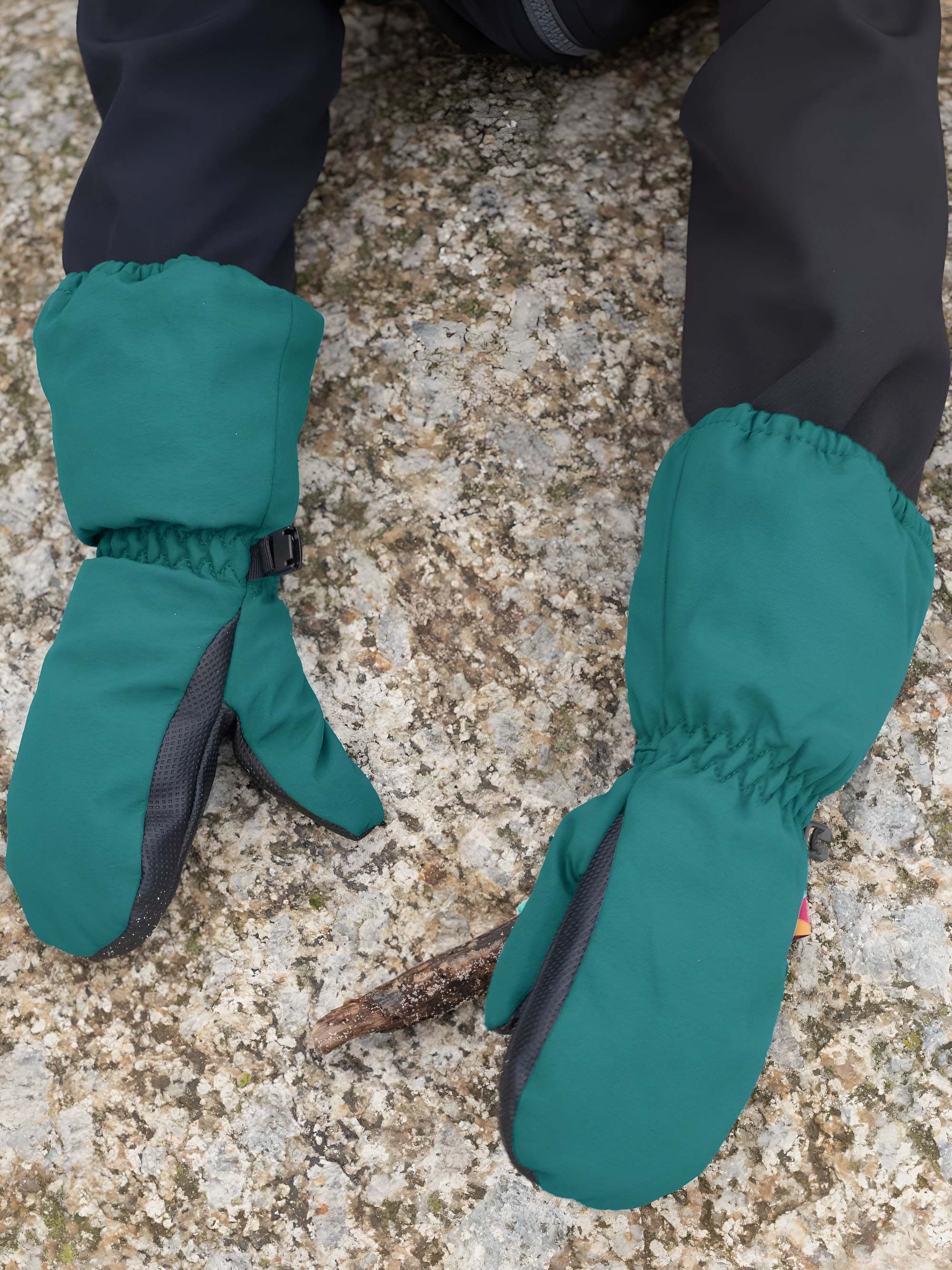 Bottle-green winter mittens kids