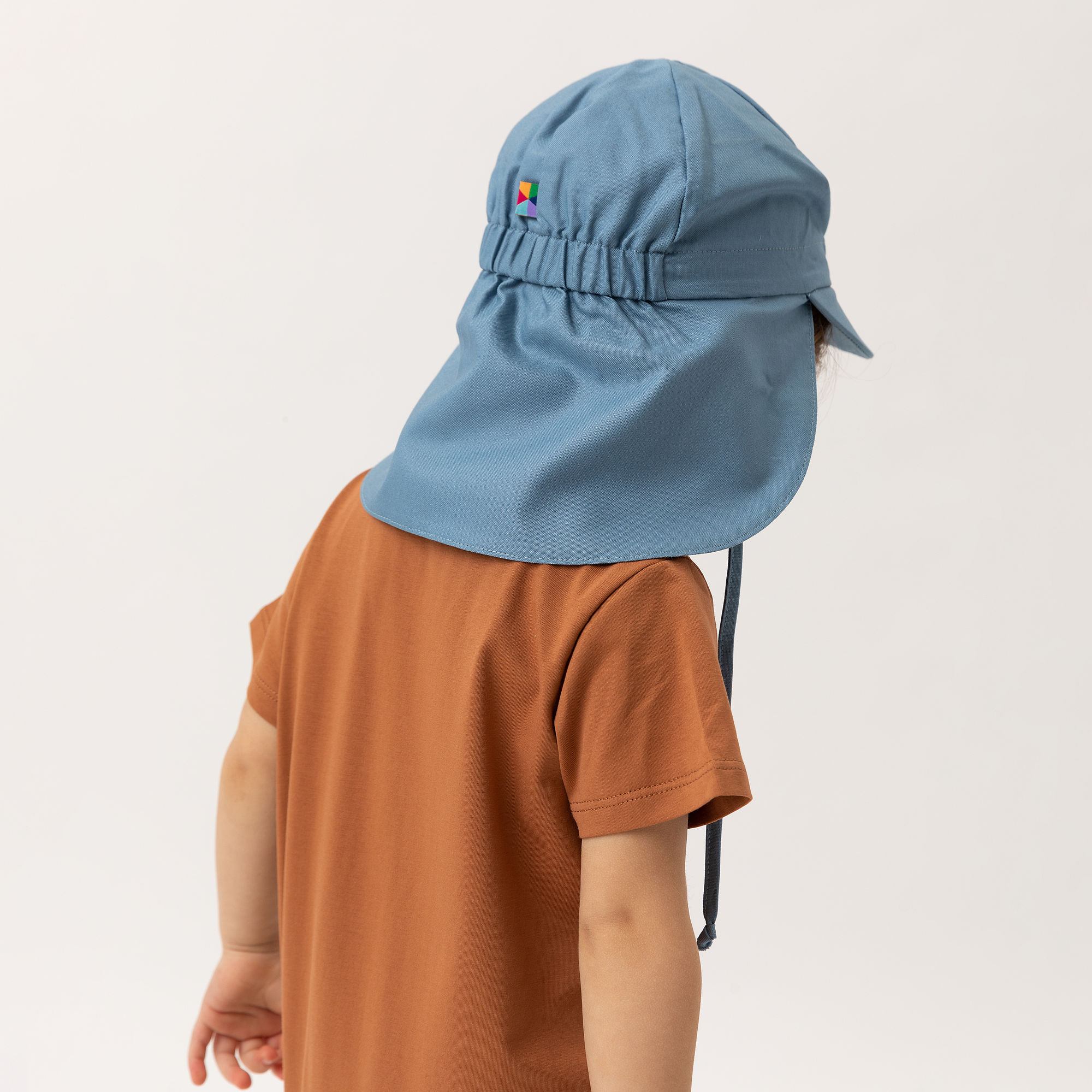 Błękitna czapka z okapem 6-36 M