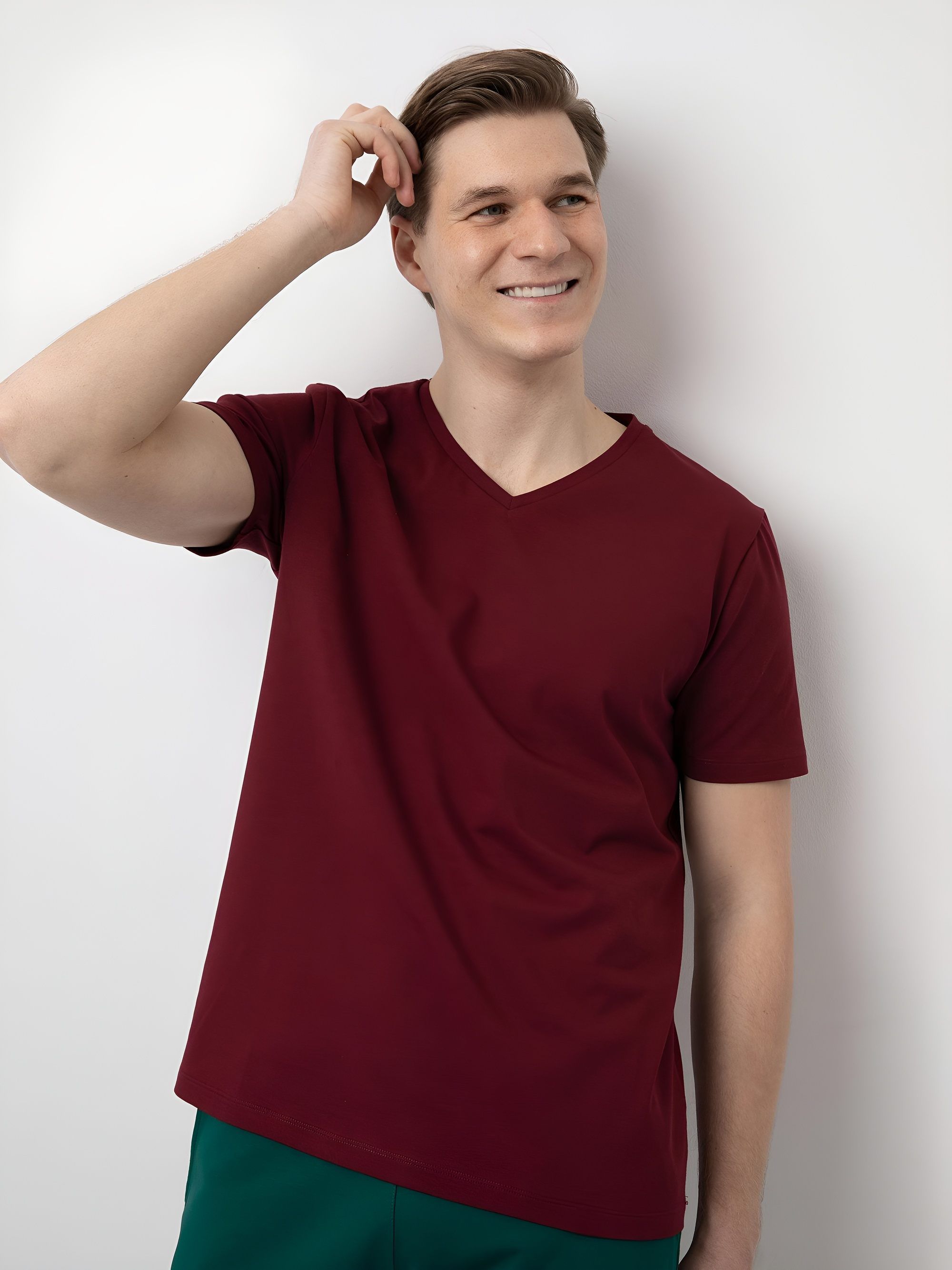 Bordowy t-shirt w serek męski
