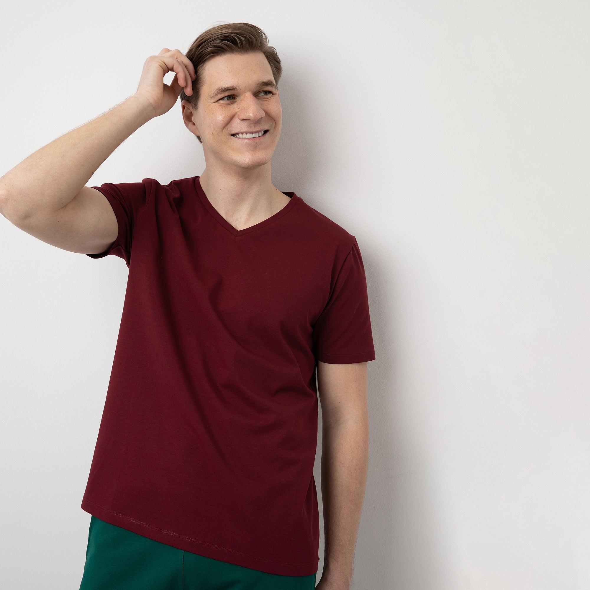 Bordowy t-shirt w serek męski