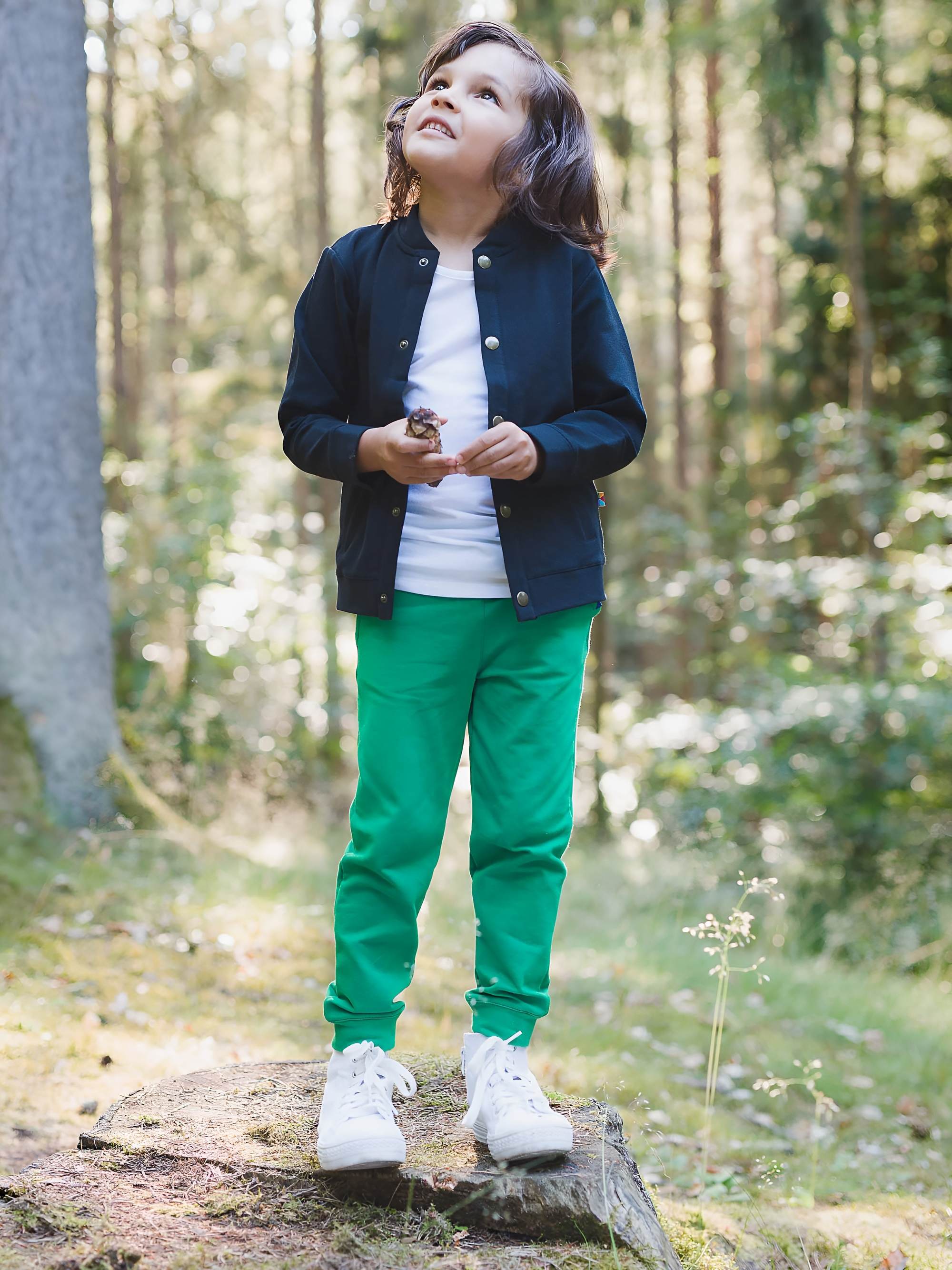 Czarna bluza bomber z kieszeniami