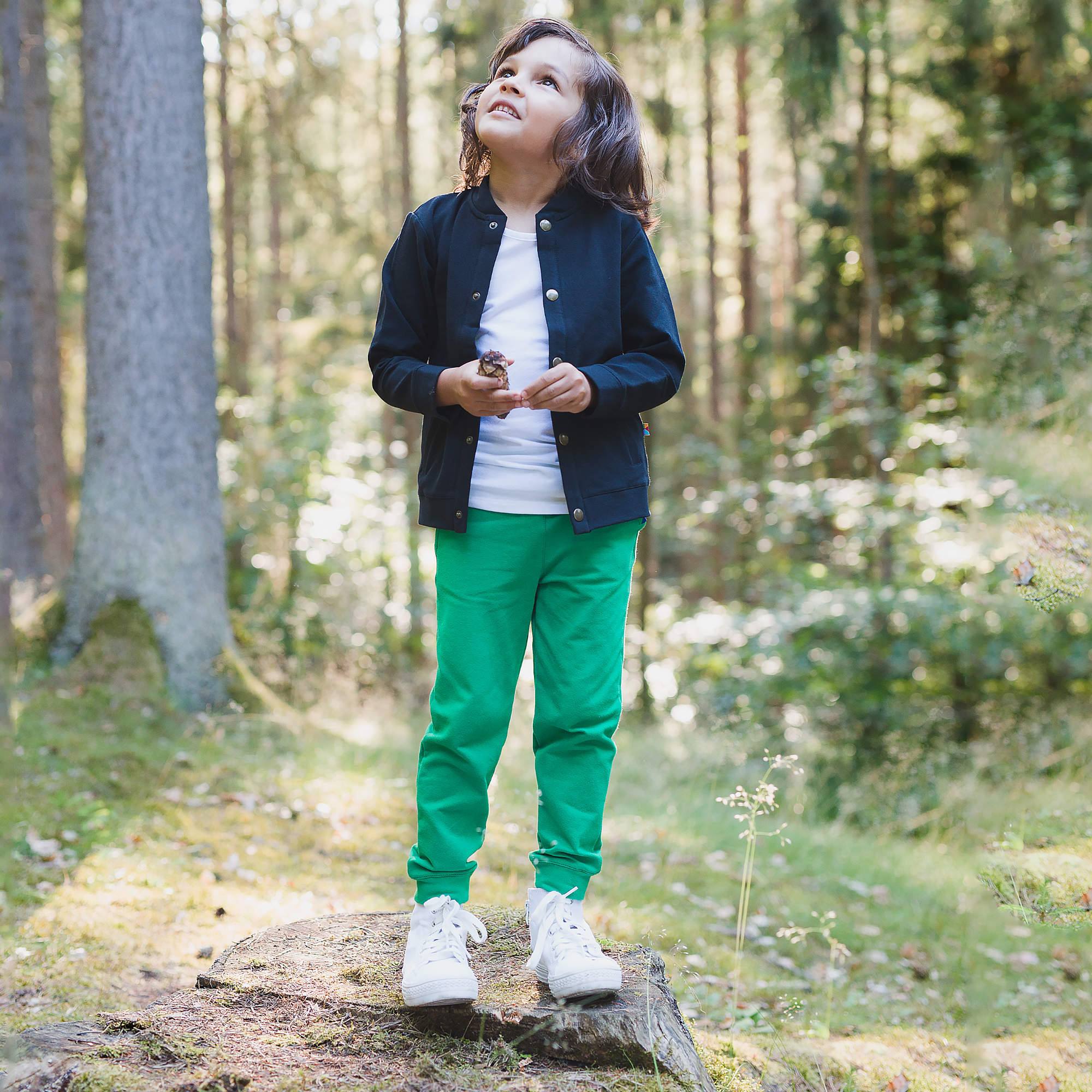 Czarna bluza bomber z kieszeniami
