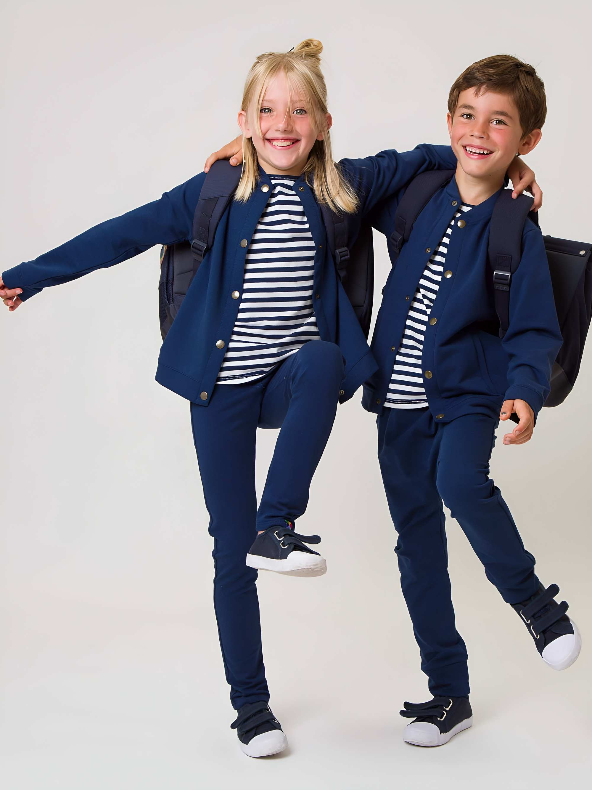 Granatowa bluza bomber z kieszeniami