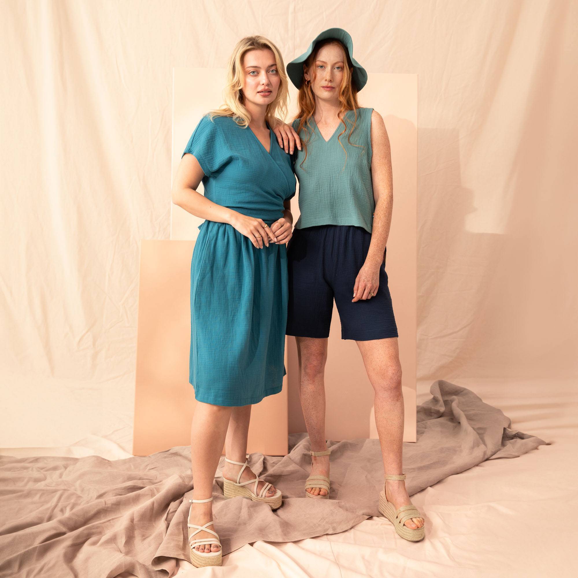 Niebieska bluzka wiązana muślinowa damska