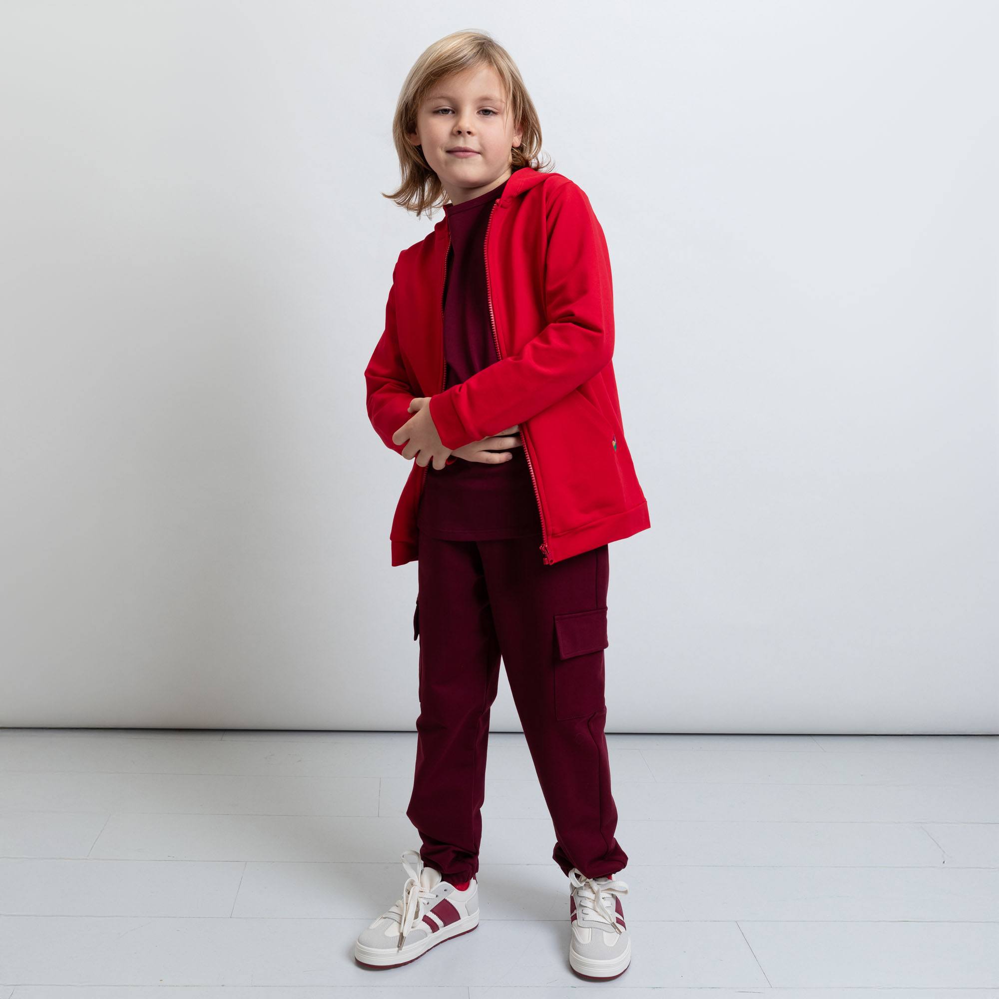 Czerwona bluza z kapturem