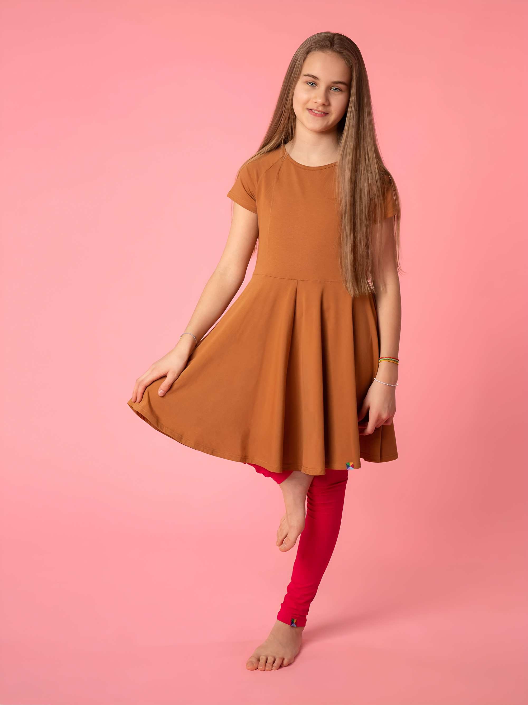 Karmelowa sukienka z krótkim rękawem Junior