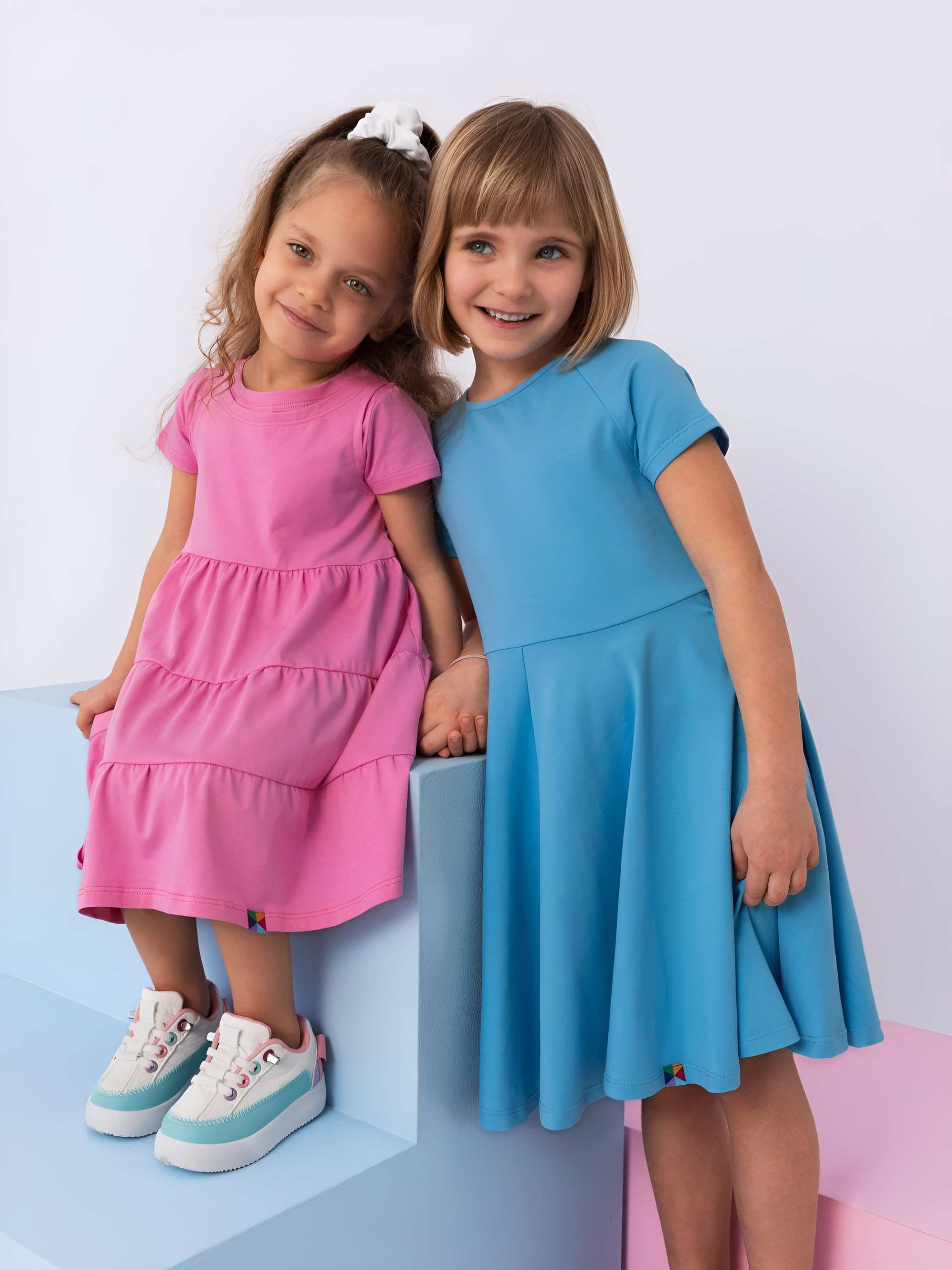 Pastelowoniebieska sukienka z krótkim rękawem